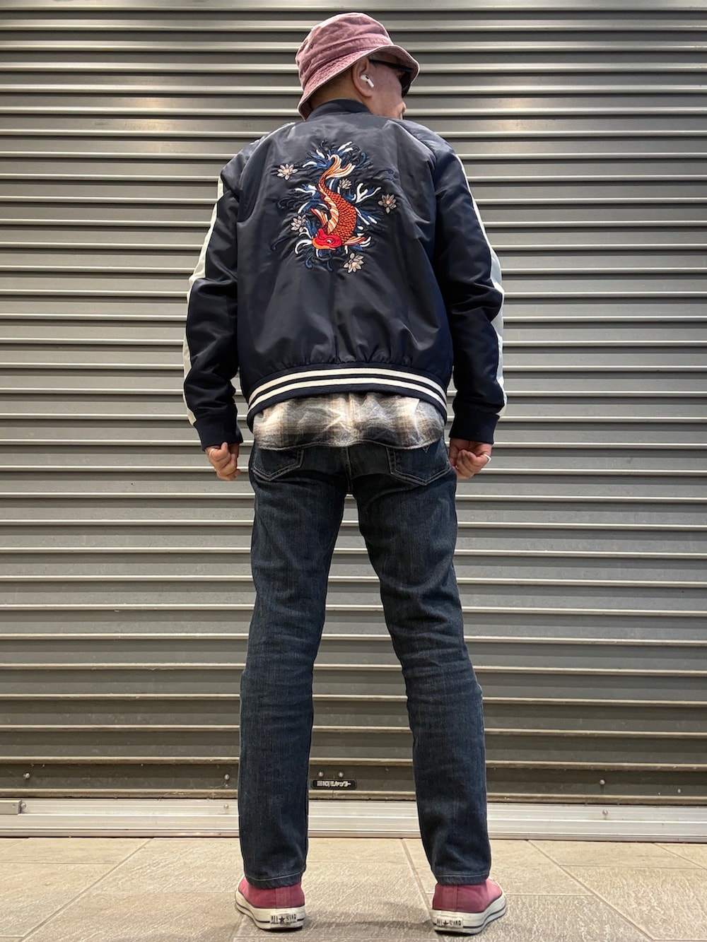ブラック系のデニムパンツ、ブラック系のシャツ/ブラウス、ブルー系のスカジャンを着用したメンズの春コーディネートの2枚目の写真