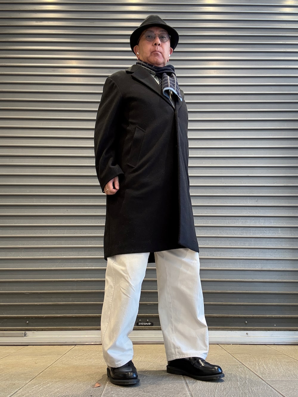 グリーン系のシャツ/ブラウス、ブルー系のネクタイ、ホワイト系のベストを着用したメンズの冬コーディネートの2枚目の写真