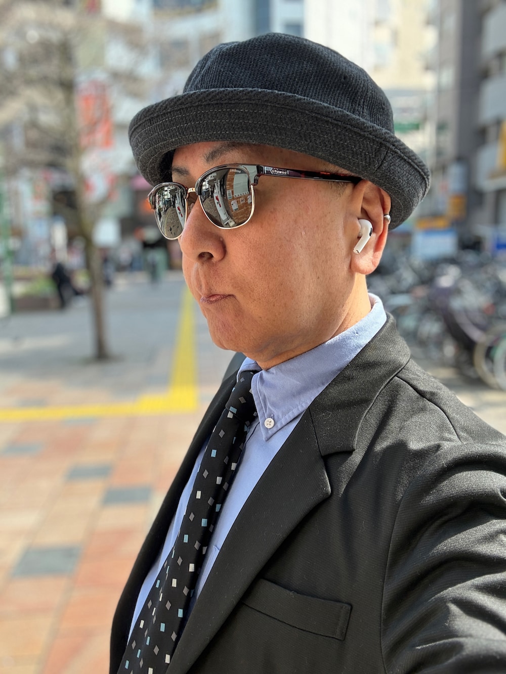 ブラック系のローファー、ブラック系のテーラードジャケット、ブルー系のシャツ/ブラウスを着用したメンズの春コーディネートの2枚目の写真