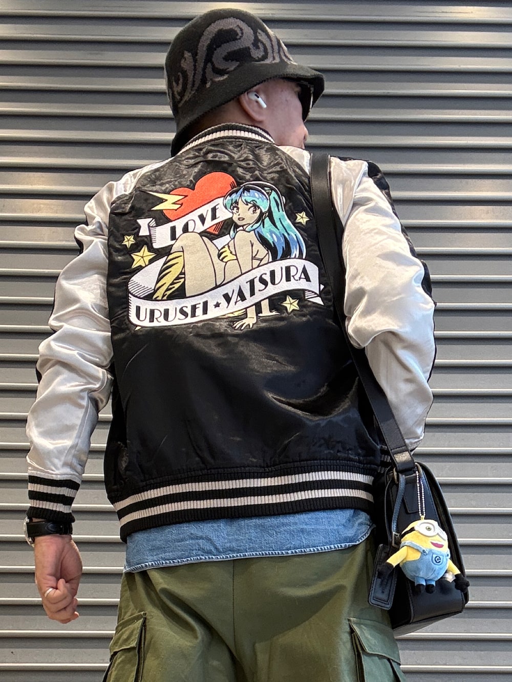 グリーン系のカーゴパンツ、ブラック系のスカジャン、ブルー系のシャツ/ブラウスを着用したメンズの春コーディネートの3枚目の写真