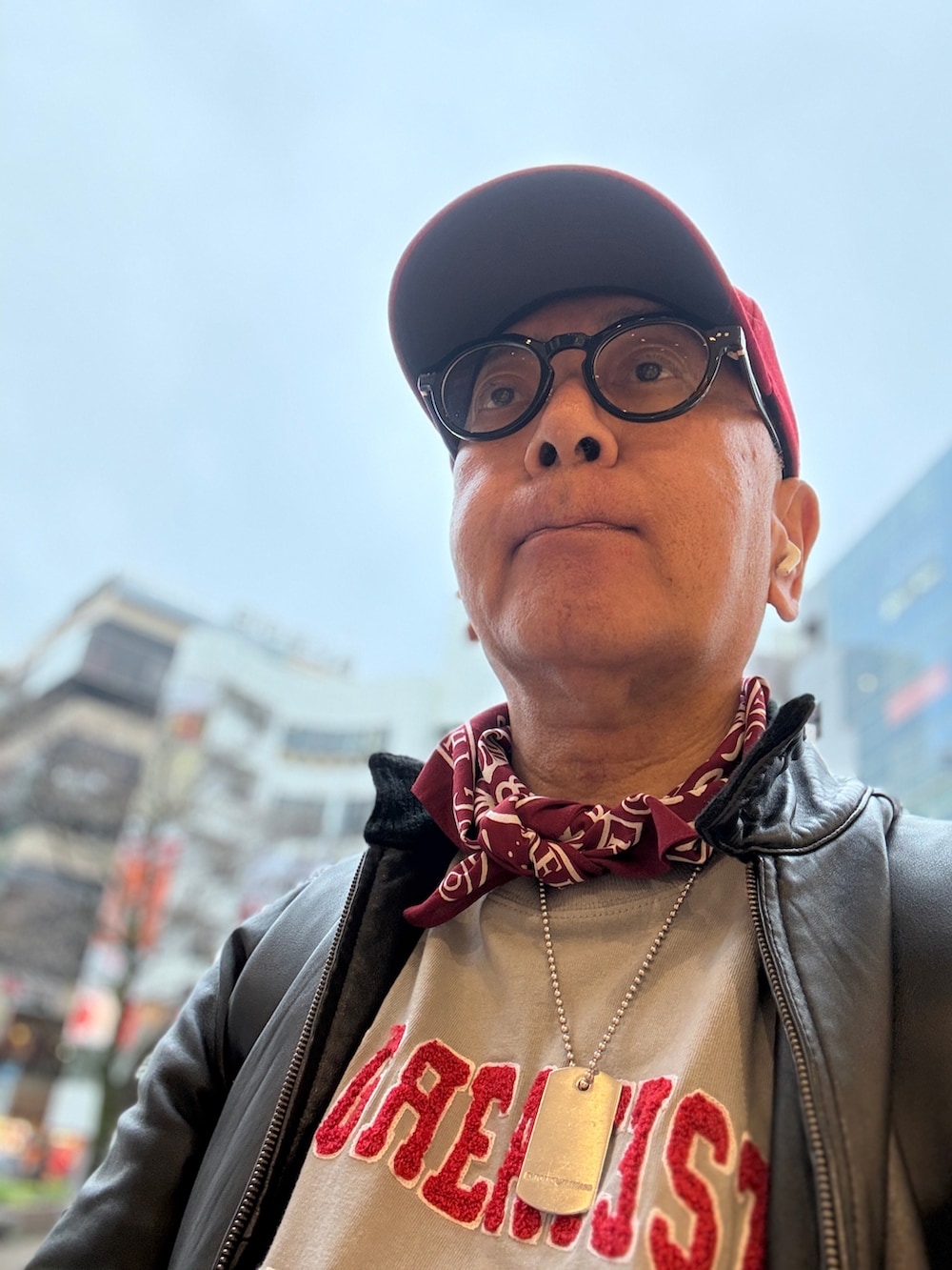 グレー系のTシャツ/カットソー、ブラック系のライダースジャケット、ブルー系のデニムパンツを着用したメンズの春コーディネートの3枚目の写真