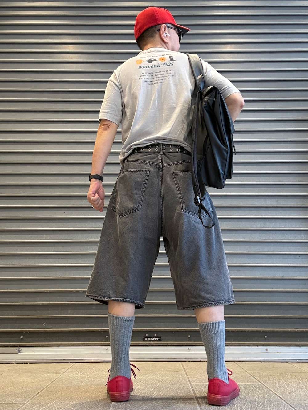 レッド系のスニーカー、グレー系のTシャツ/カットソー、ブラック系のバックパック/リュックを着用したメンズの夏コーディネートの2枚目の写真