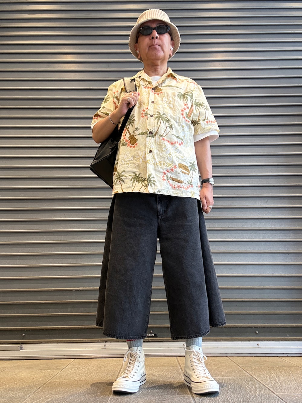 グレー系のデニムパンツ、ホワイト系のスニーカー、ホワイト系のTシャツ/カットソーを着用したメンズの夏コーディネートの2枚目の写真