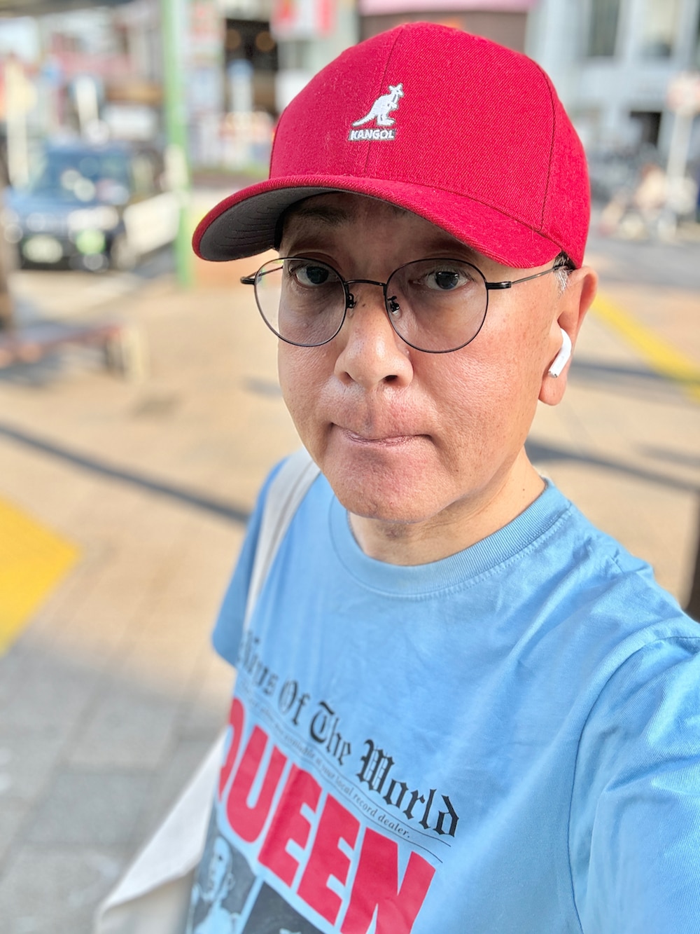 グレー系のデニムパンツ、ブルー系のTシャツ/カットソー、ホワイト系のトートバッグを着用したメンズの春コーディネートの4枚目の写真
