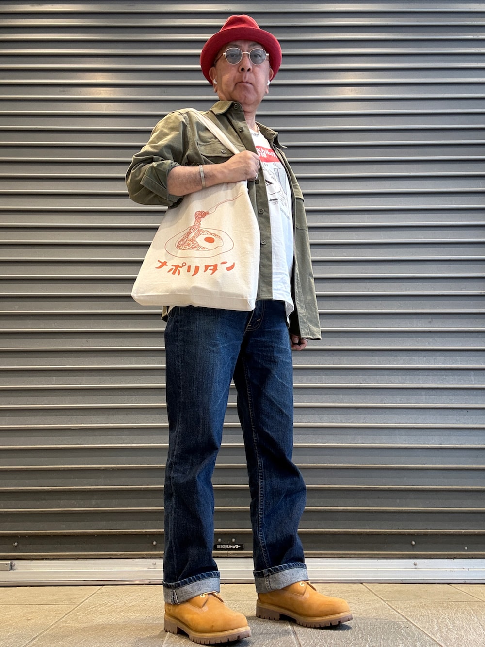 ベージュ系のブーツ、ホワイト系のTシャツ/カットソー、グリーン系のシャツ/ブラウスを着用したメンズの春コーディネートの2枚目の写真