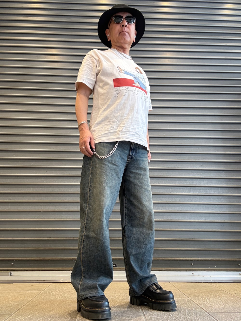 ブルー系のデニムパンツ、ベージュ系のTシャツ/カットソー、ブラック系のローファーを着用したメンズの春コーディネートの2枚目の写真