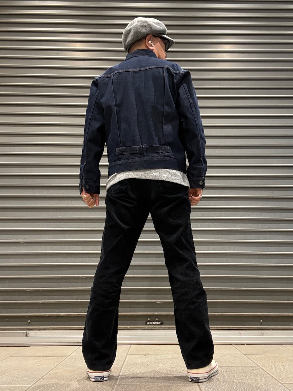 ブルー系のデニムジャケット、グリーン系のモッズコート、グレー系のTシャツ/カットソーを着用したメンズの冬コーディネートの3枚目の写真