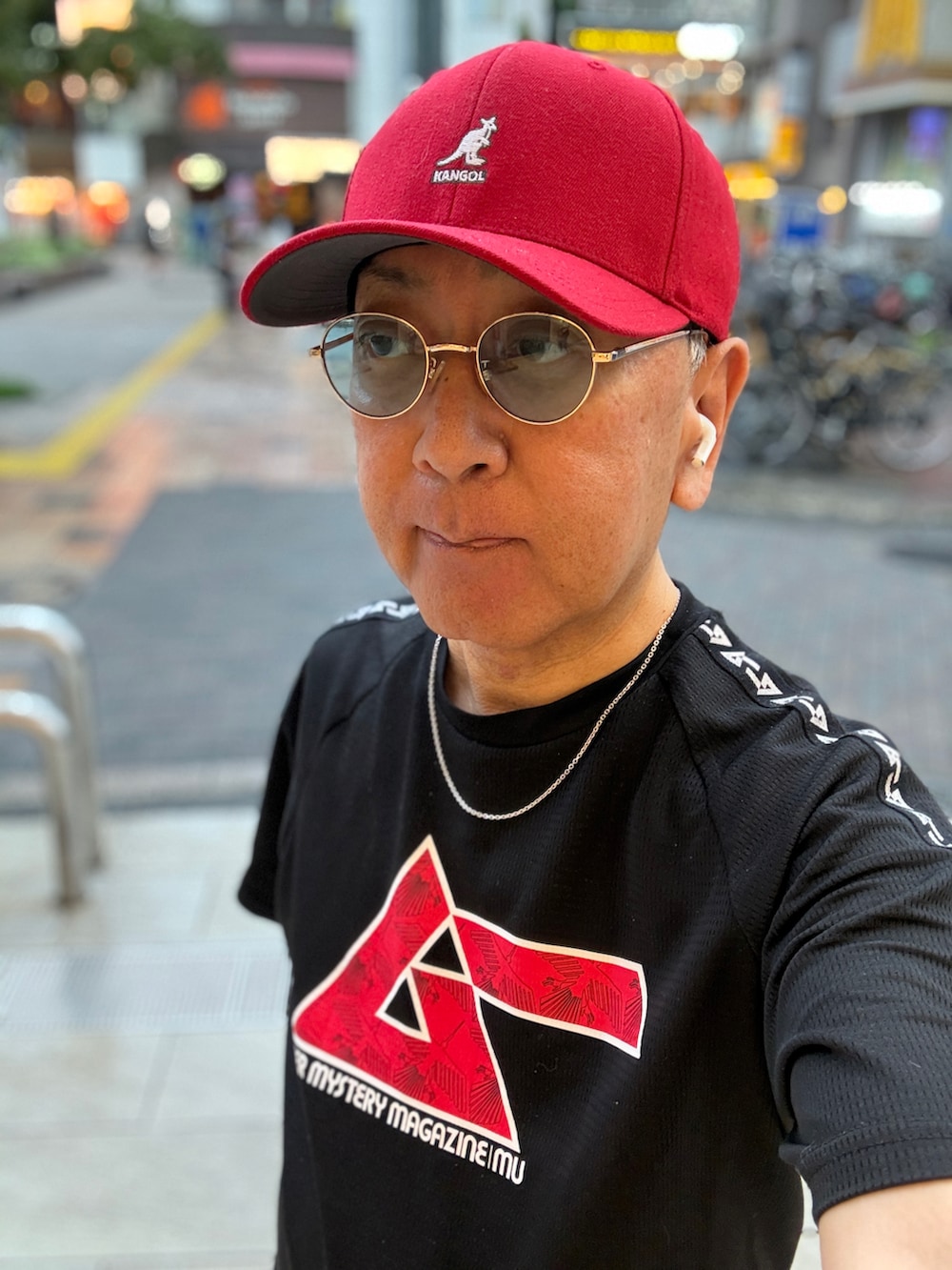 ブルー系のスニーカー、ブラック系のTシャツ/カットソー、ブルー系のデニムパンツを着用したメンズの夏コーディネートの3枚目の写真