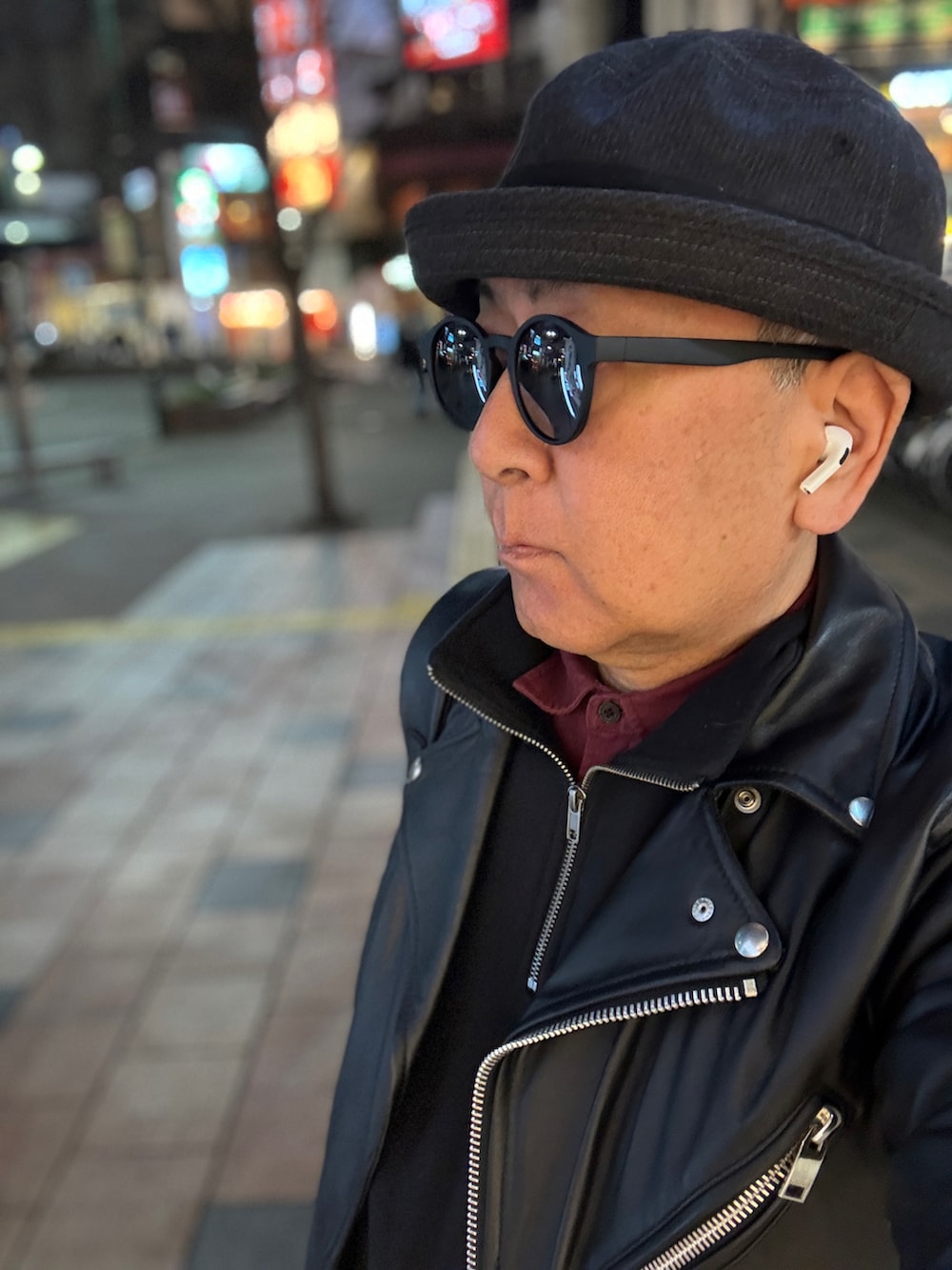 ブラック系のライダースジャケット、ブラック系のスウェット、レッド系のシャツ/ブラウスを着用したメンズの冬コーディネートの3枚目の写真