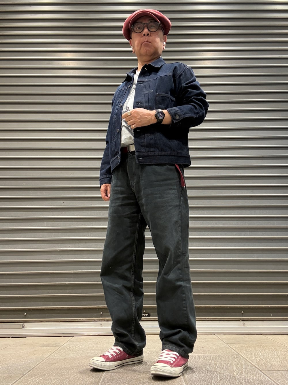 レッド系のスニーカー、グレー系のTシャツ/カットソー、ブルー系のデニムジャケットを着用したメンズの春コーディネートの2枚目の写真