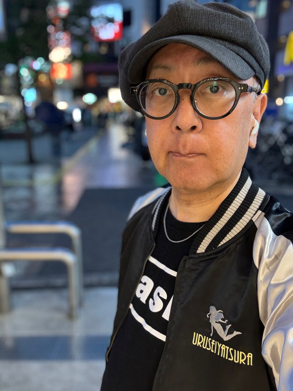 ブラック系のスカジャン、ブラック系のスニーカー、ブラック系のTシャツ/カットソーを着用したメンズの春コーディネートの4枚目の写真