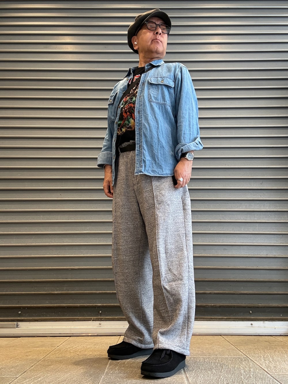 グレー系のスウェットパンツ、ブルー系のシャツ/ブラウス、ブラック系のTシャツ/カットソーを着用したメンズの夏コーディネートの2枚目の写真