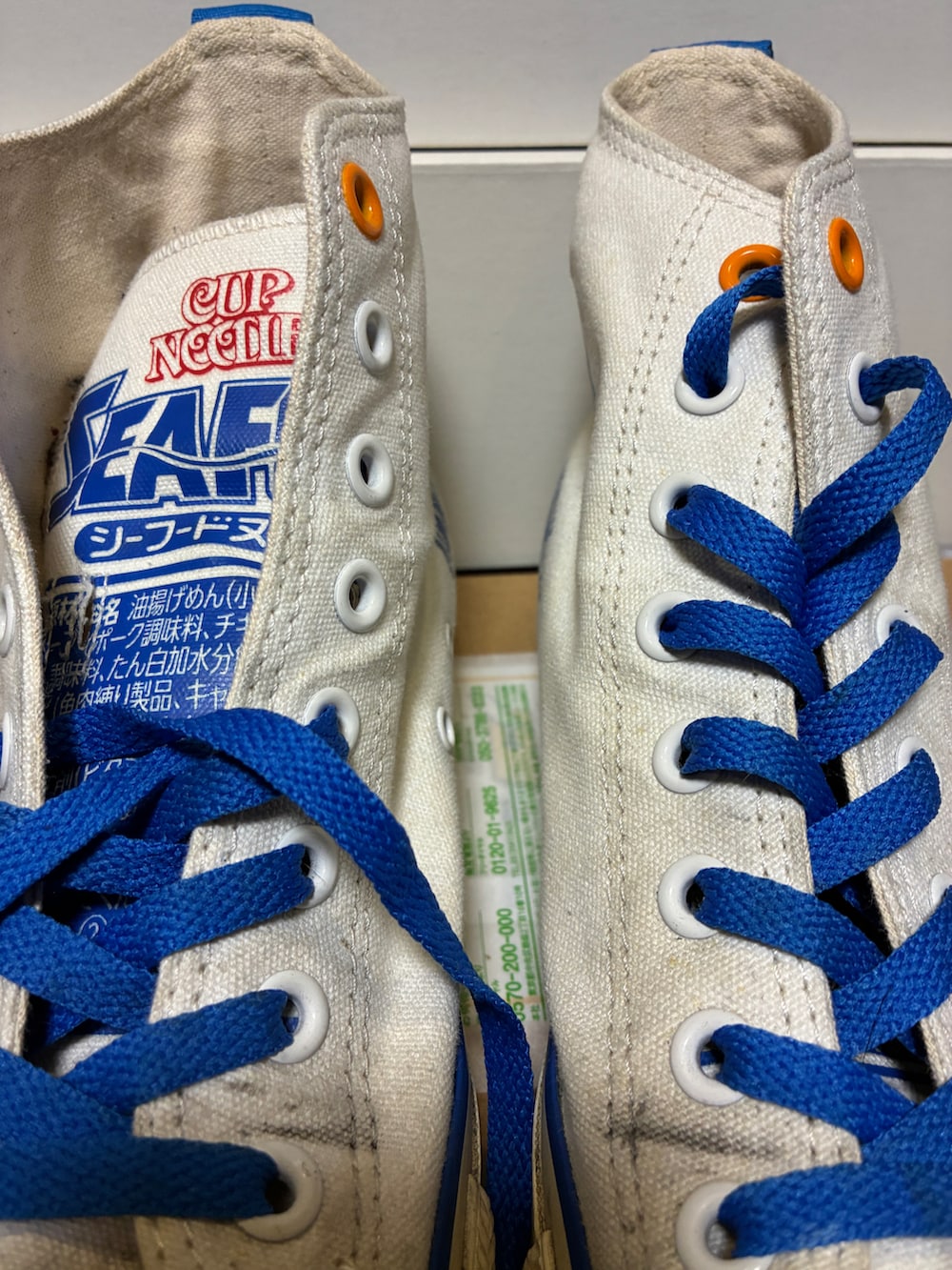 ホワイト系のスニーカー、グリーン系のMA-1、ブラック系のニット/セーターを着用したメンズの冬コーディネートの4枚目の写真