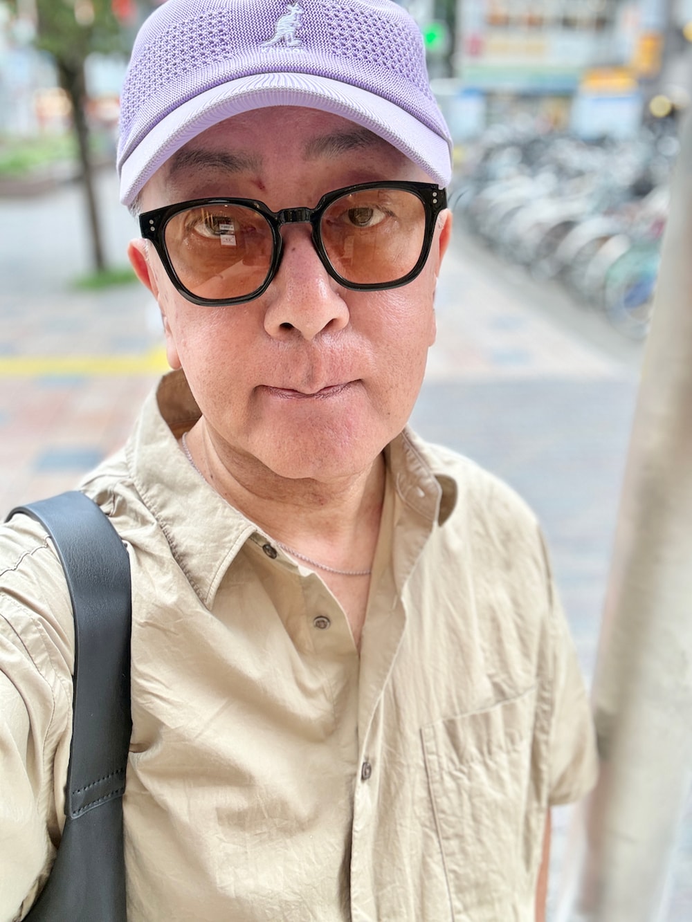 ベージュ系のシャツ/ブラウス、グレー系のデニムパンツ、ブラック系のトートバッグを着用したメンズの夏コーディネートの2枚目の写真