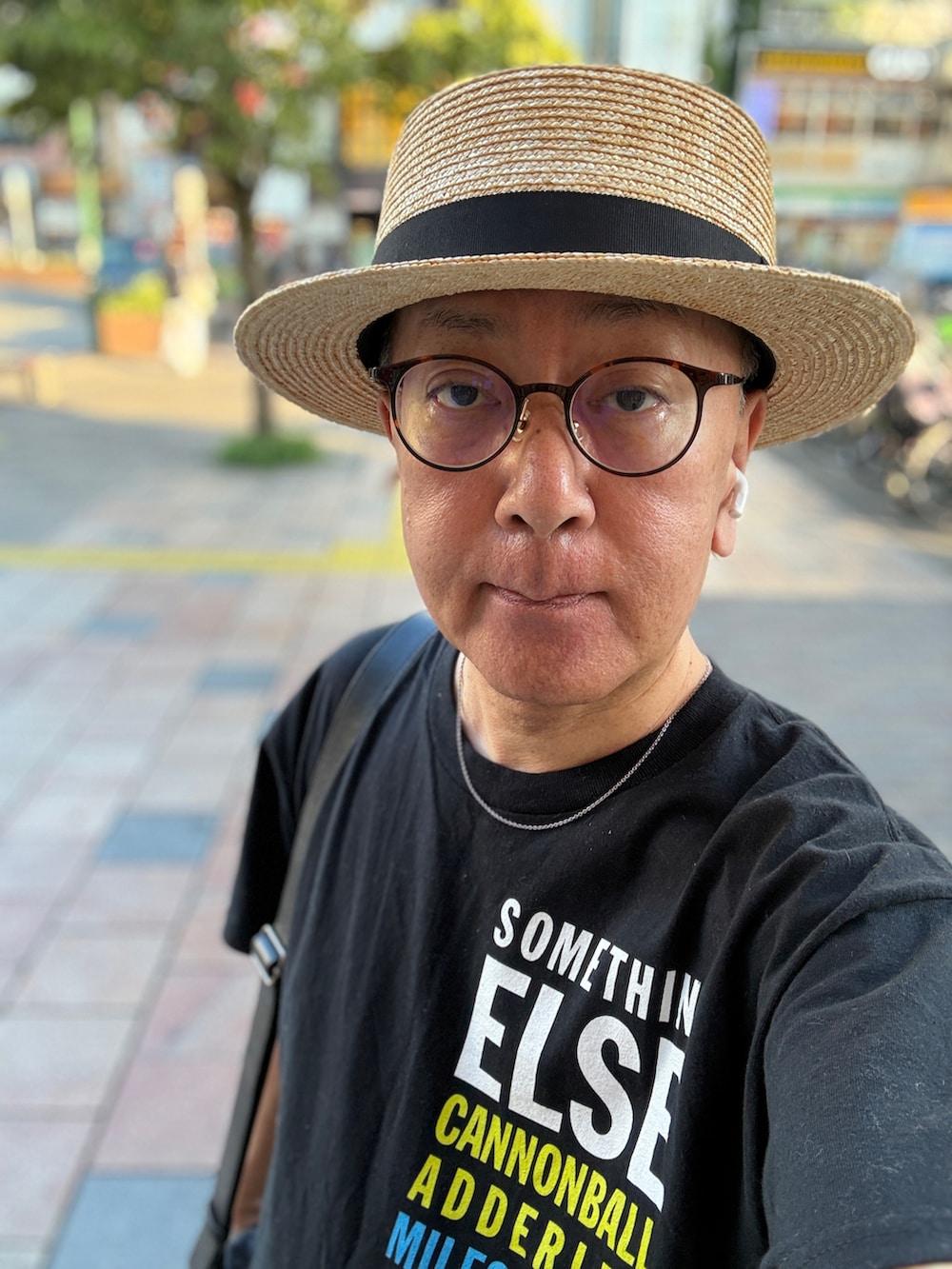 ホワイト系のスニーカー、ブラック系のTシャツ/カットソー、ブルー系のその他パンツを着用したメンズの夏コーディネートの3枚目の写真