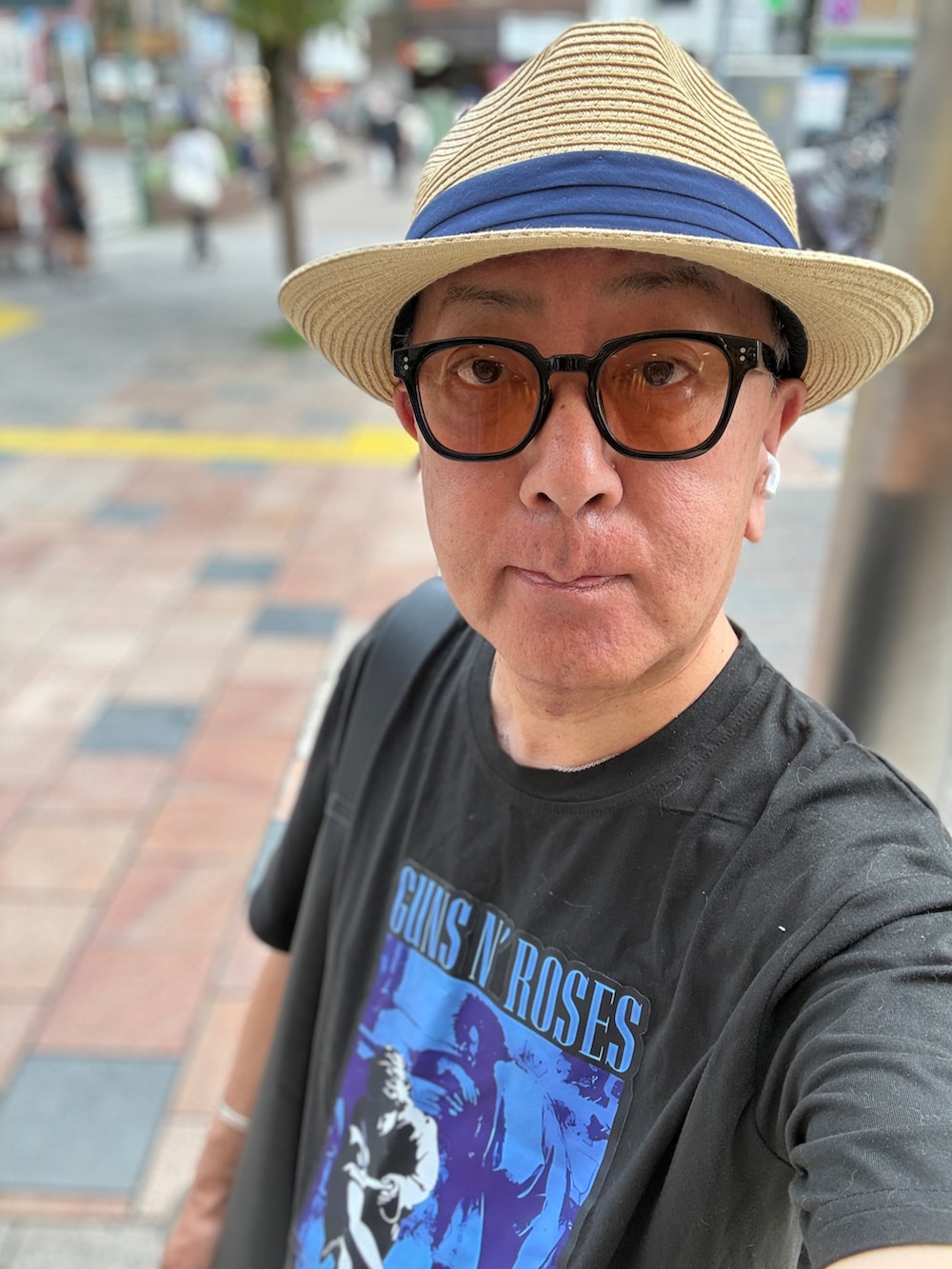 ブルー系のデニムパンツ、ブラック系のTシャツ/カットソー、ブラック系のトートバッグを着用したメンズの夏コーディネートの3枚目の写真