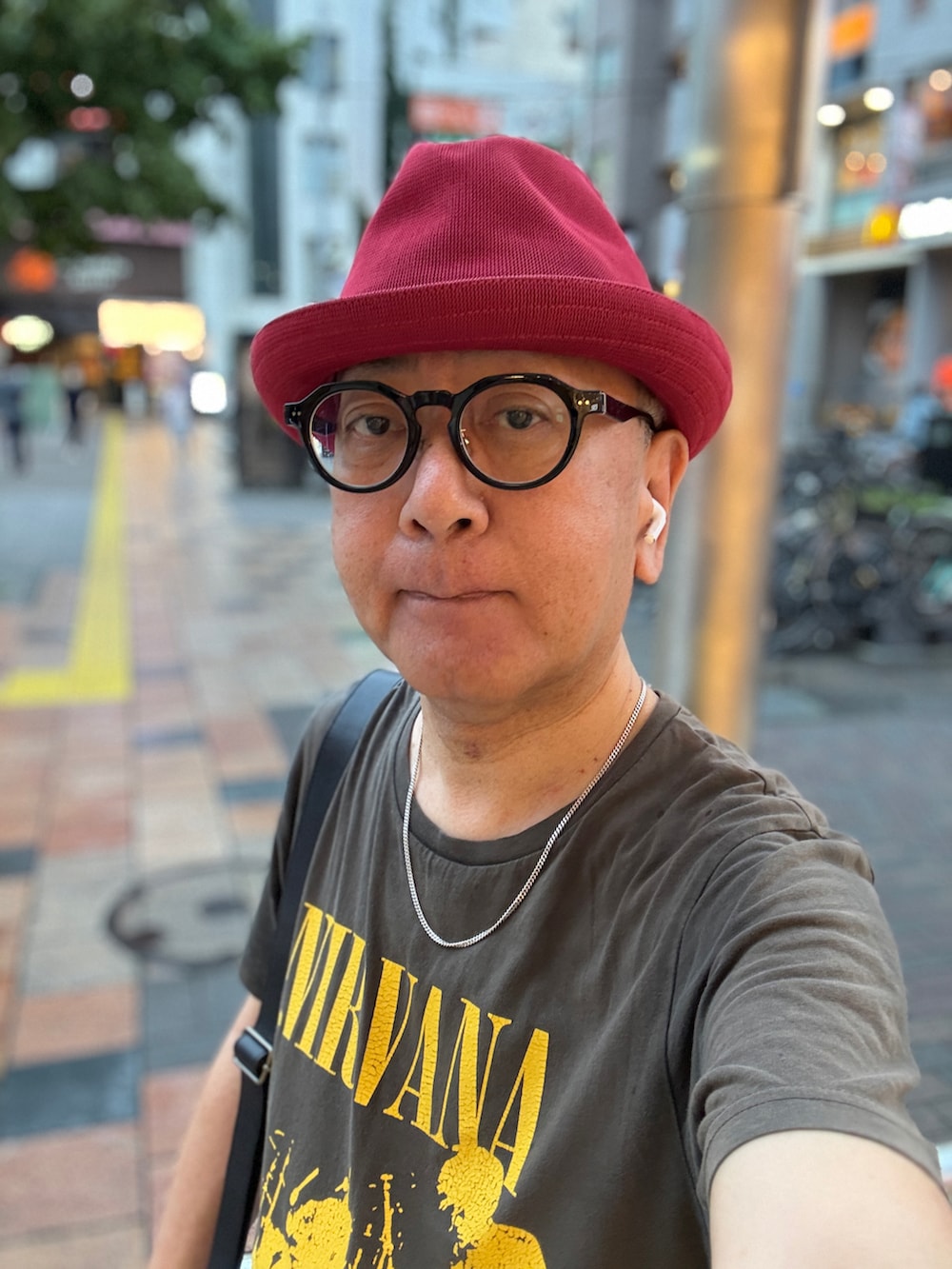 グレー系のTシャツ/カットソー、ブルー系のデニムパンツ、ブラック系のショルダーバッグを着用したメンズの夏コーディネートの3枚目の写真