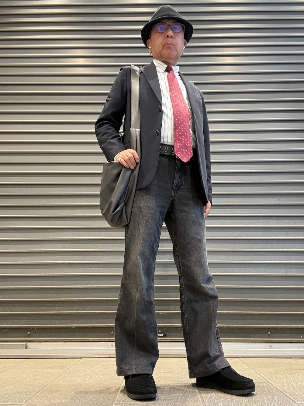 ホワイト系のシャツ/ブラウス、ブルー系のテーラードジャケット、グレー系のデニムパンツを着用したメンズの春コーディネートの2枚目の写真