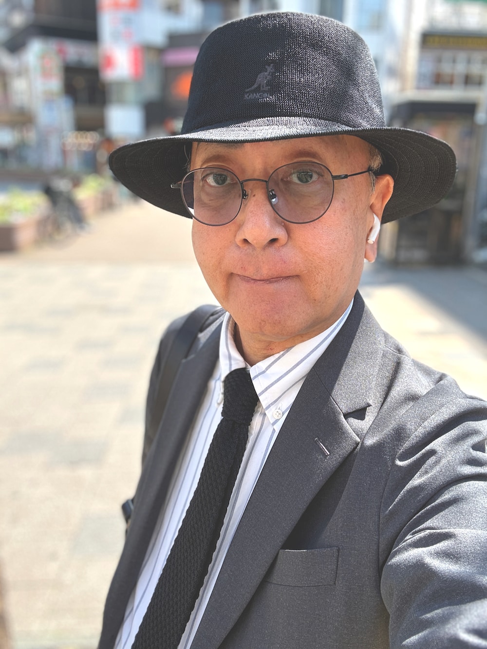 ブラック系のドレスシューズ、ホワイト系のシャツ/ブラウス、グレー系のテーラードジャケットを着用したメンズの春コーディネートの4枚目の写真