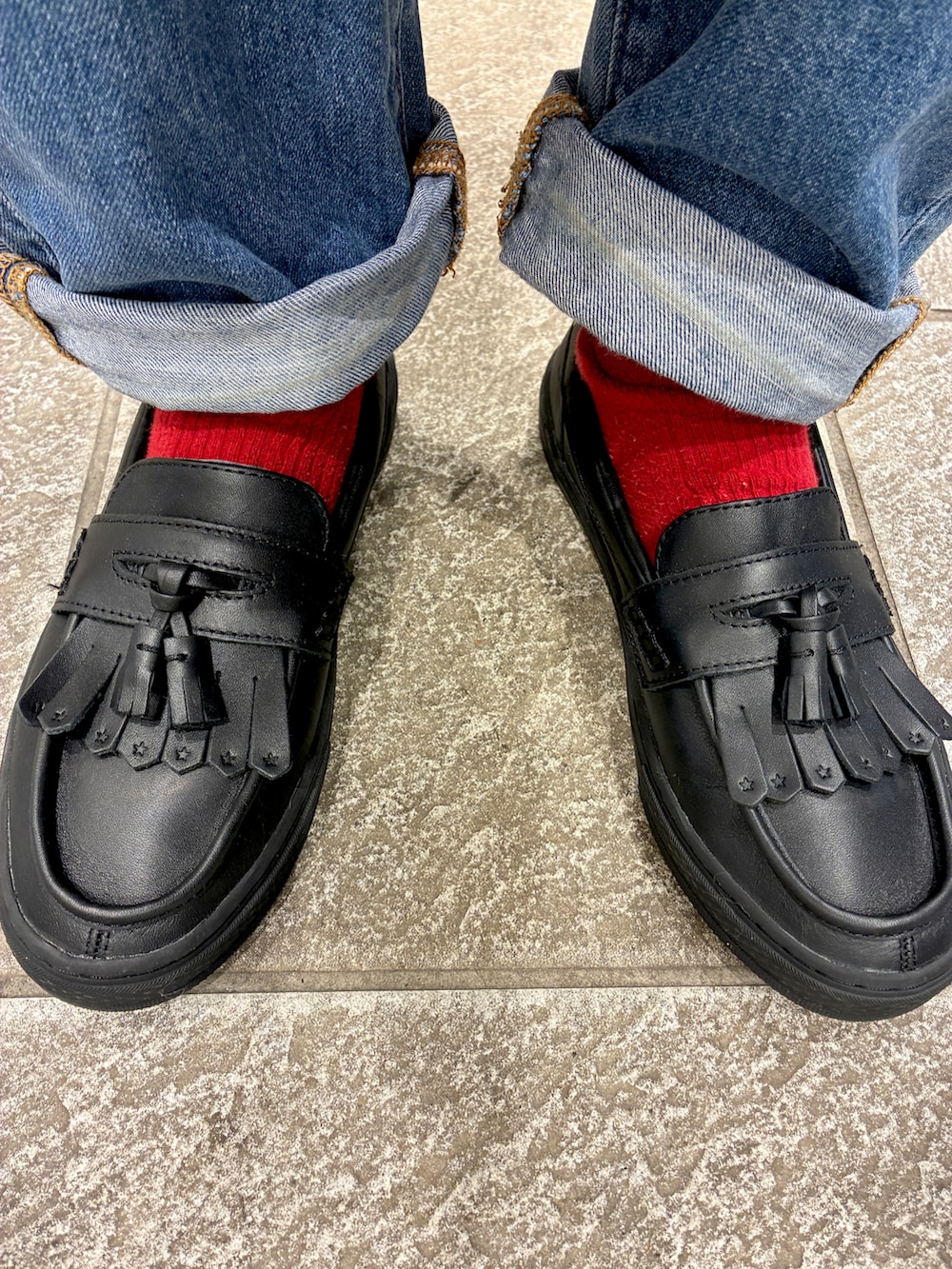 ブラック系のライダースジャケット、ブラック系のローファー、ブラック系のカーディガン/ボレロを着用したメンズの冬コーディネートの3枚目の写真