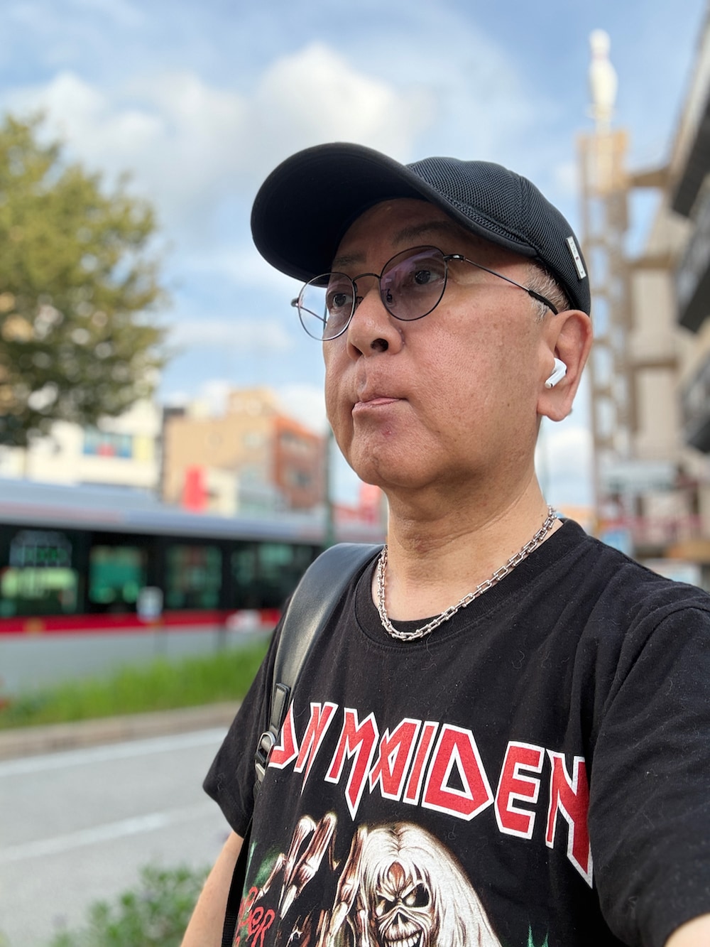 ブラック系のTシャツ/カットソー、ブルー系のデニムパンツ、ブラック系のバックパック/リュックを着用したメンズの秋コーディネートの3枚目の写真