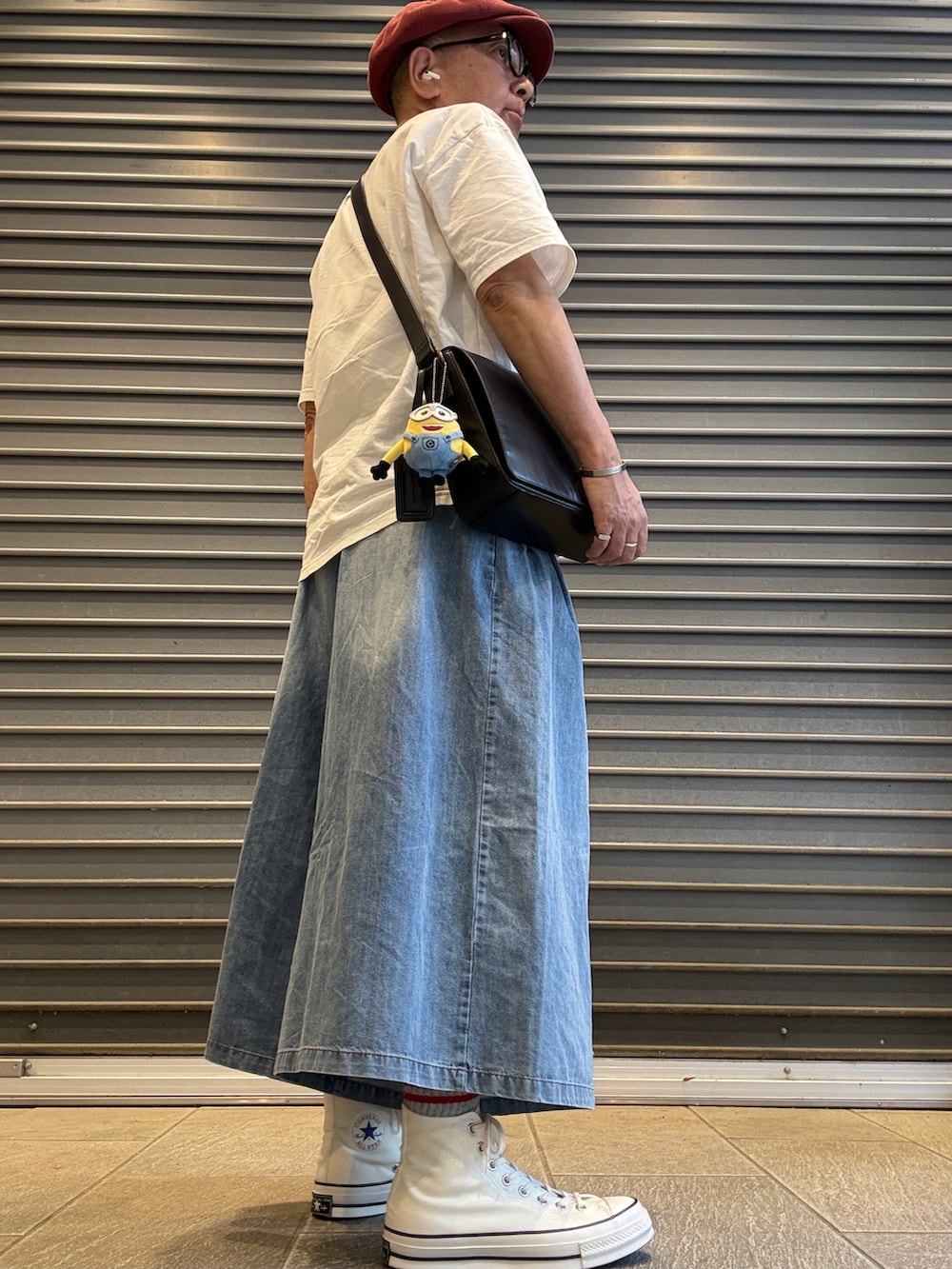 ホワイト系のスニーカー、ブルー系のその他パンツ、ブラック系のショルダーバッグを着用したメンズの春コーディネートの3枚目の写真