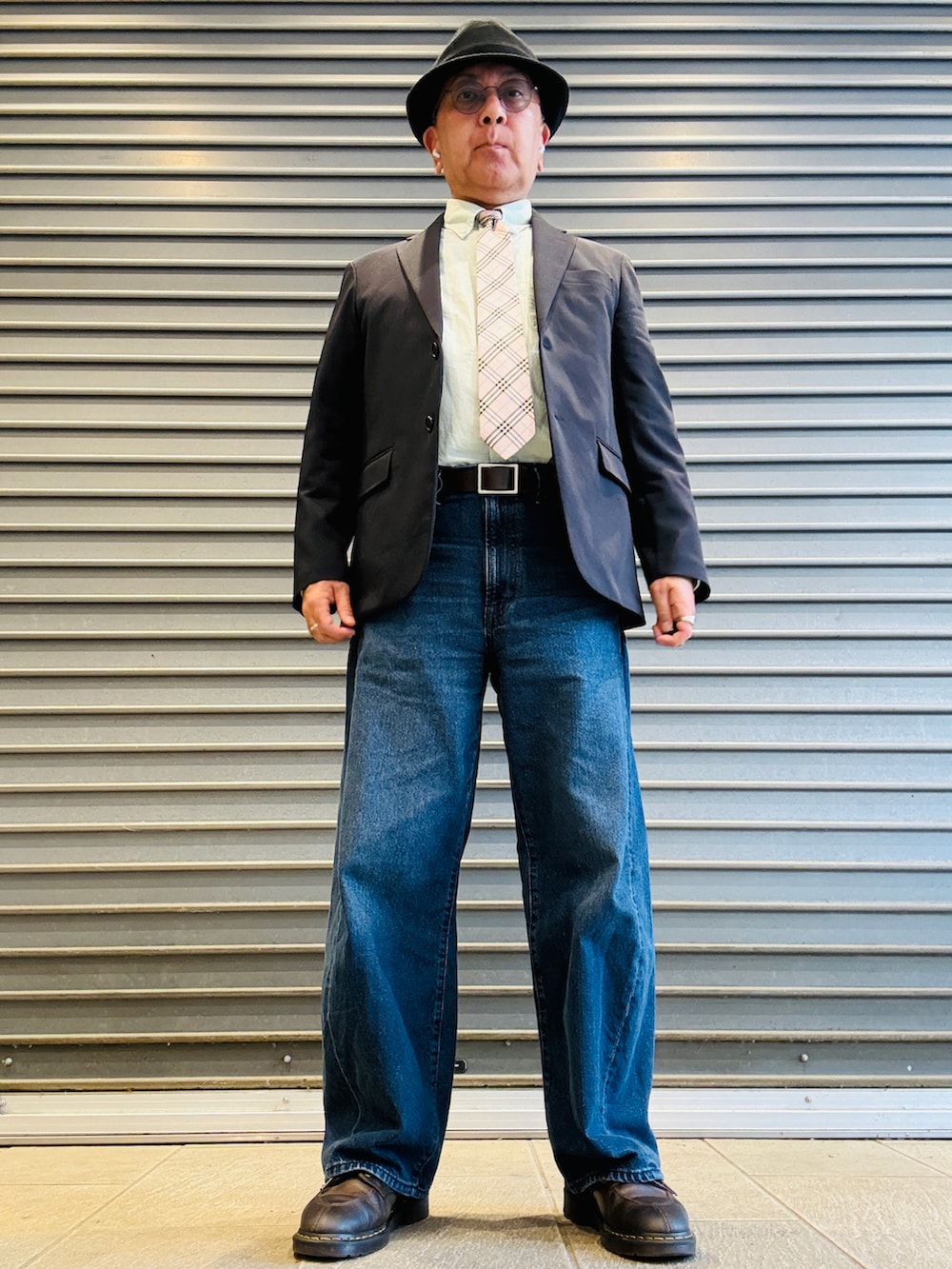 グリーン系のシャツ/ブラウス、ブルー系のテーラードジャケット、ブルー系のデニムパンツを着用したメンズの春コーディネートの2枚目の写真