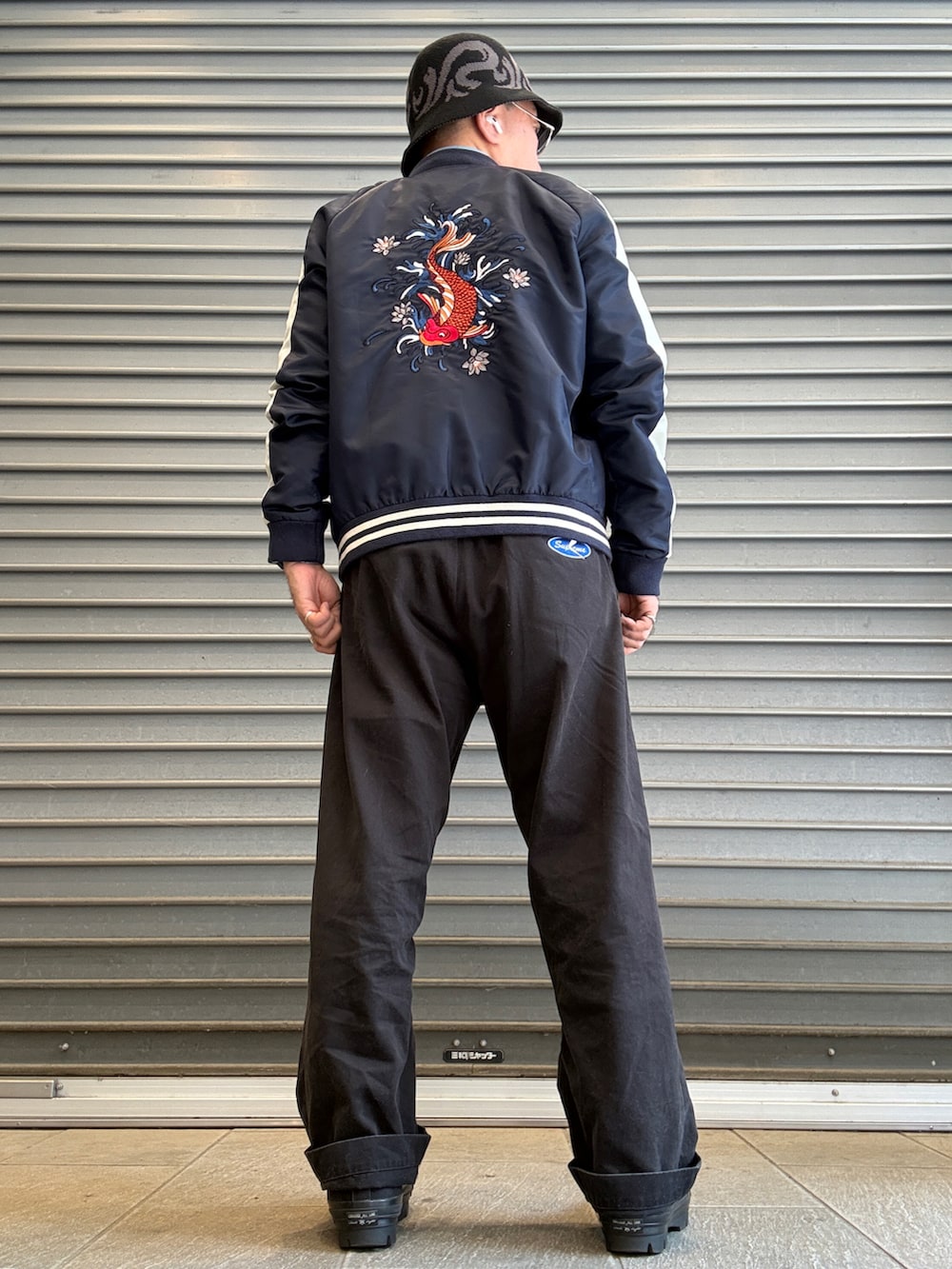 ブラック系のTシャツ/カットソー、ブルー系のシャツ/ブラウス、ブルー系のスカジャンを着用したメンズの春コーディネートの2枚目の写真