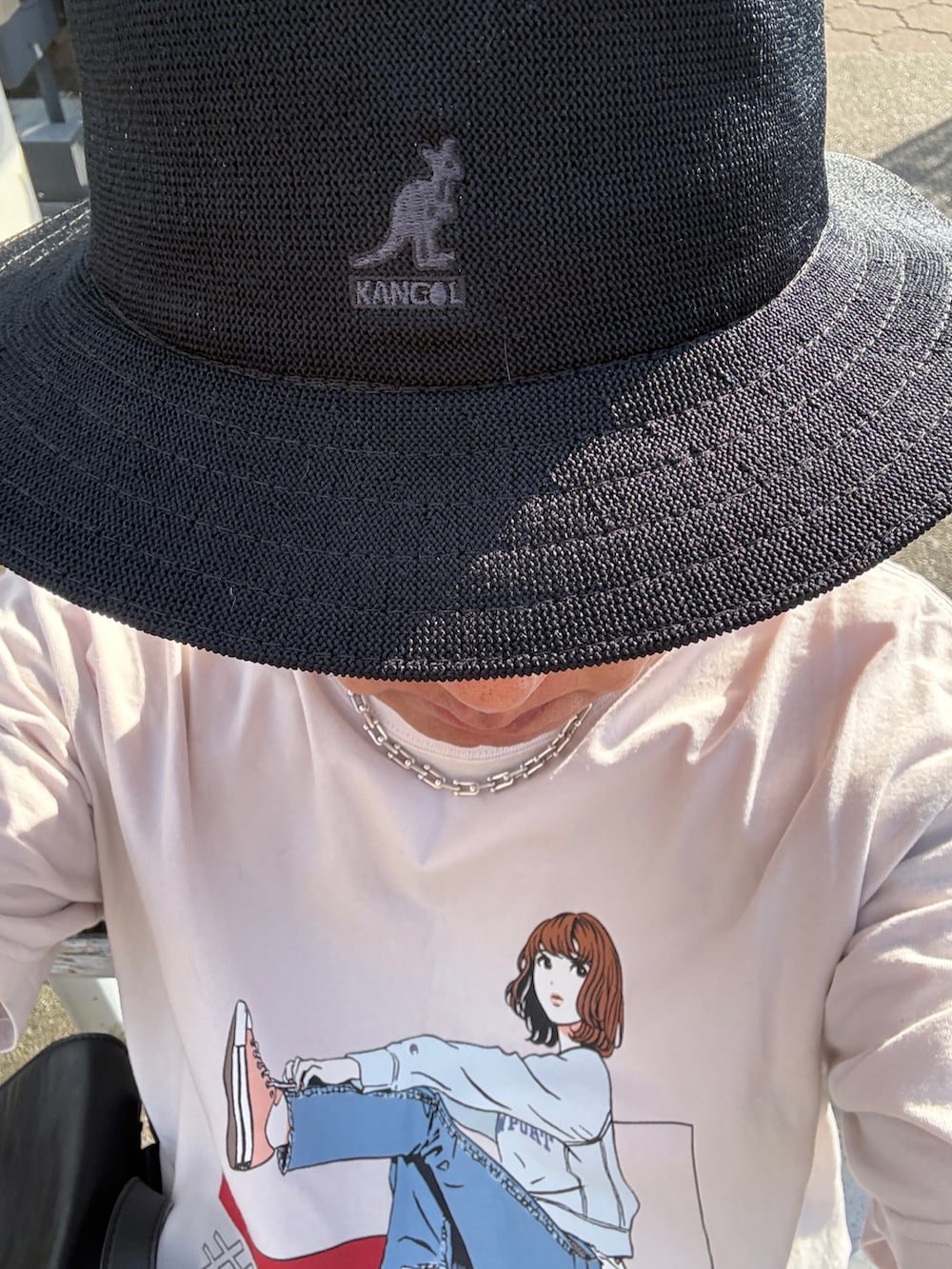 ブルー系のデニムパンツ、ベージュ系のTシャツ/カットソー、ブラック系のローファーを着用したメンズの春コーディネートの5枚目の写真
