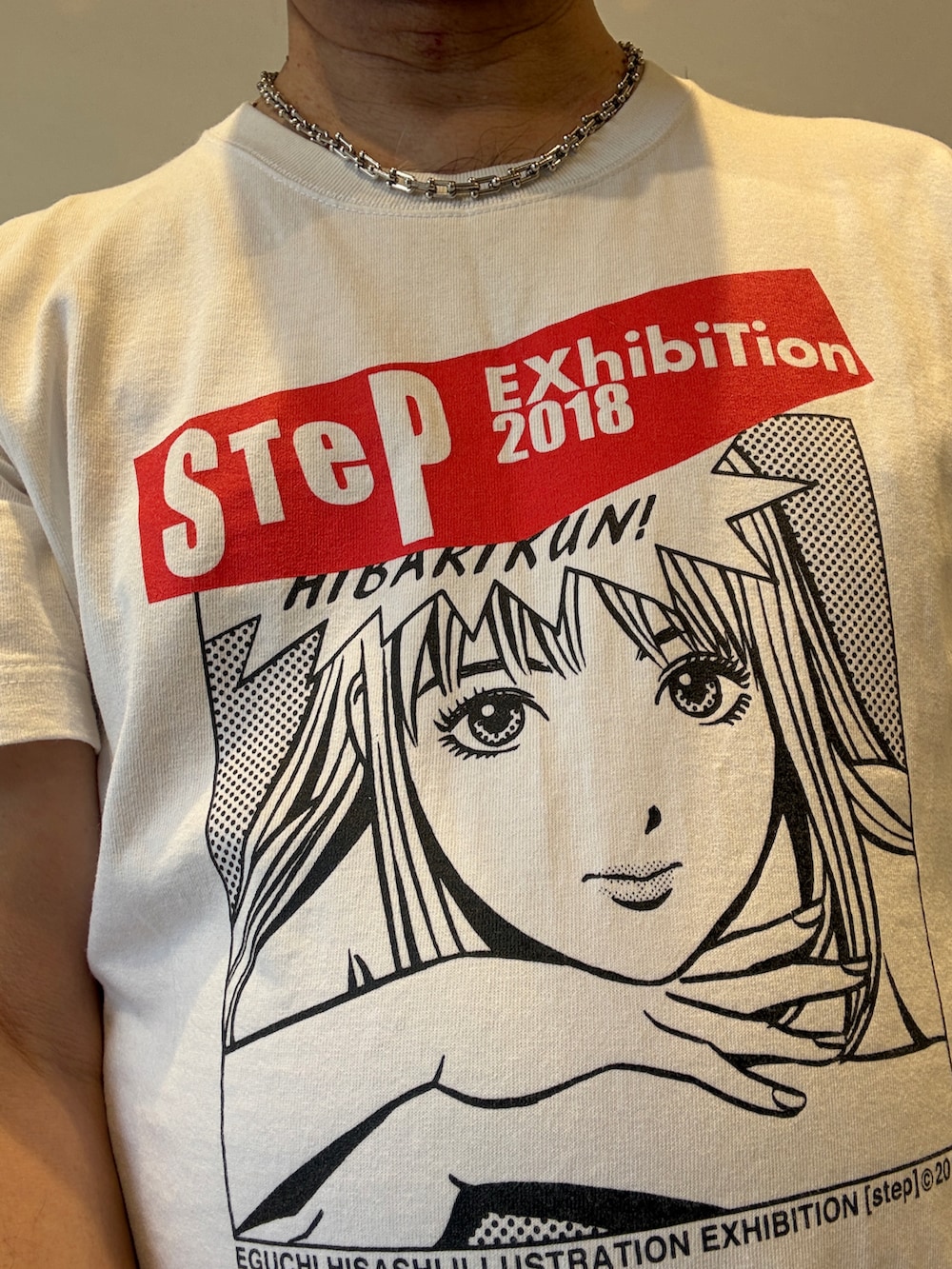 ベージュ系のブーツ、ホワイト系のTシャツ/カットソー、グリーン系のシャツ/ブラウスを着用したメンズの春コーディネートの3枚目の写真