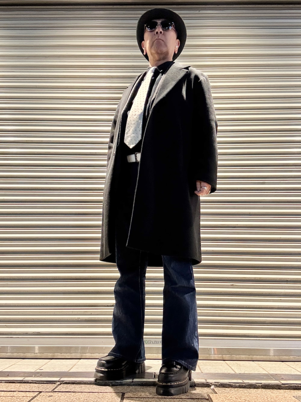 ブルー系のデニムパンツ、ブラック系のローファー、ブラック系のシャツ/ブラウスを着用したメンズの冬コーディネートの2枚目の写真