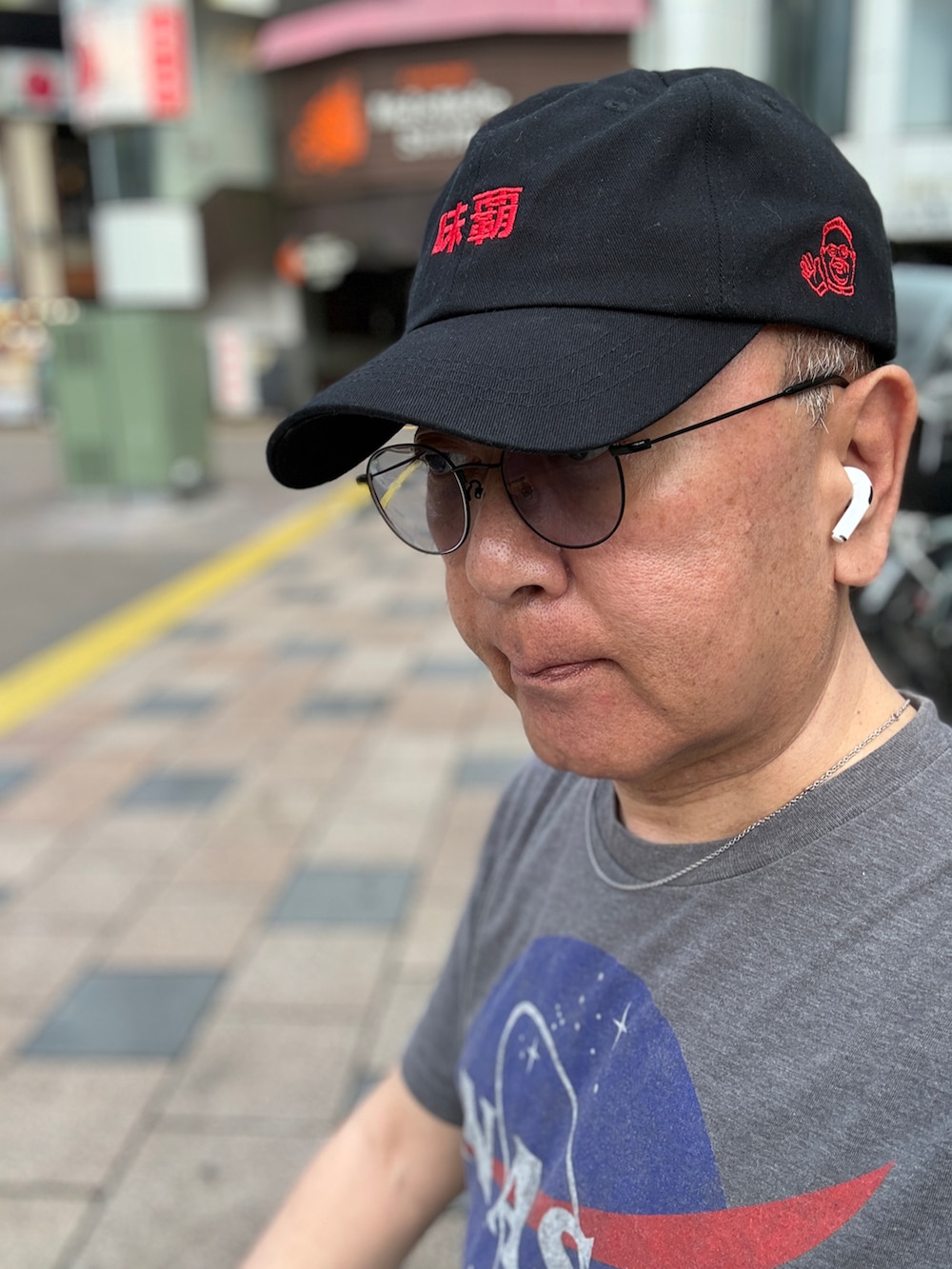 ブルー系のデニムパンツ、グレー系のTシャツ/カットソー、ベージュ系のスニーカーを着用したメンズの春コーディネートの2枚目の写真