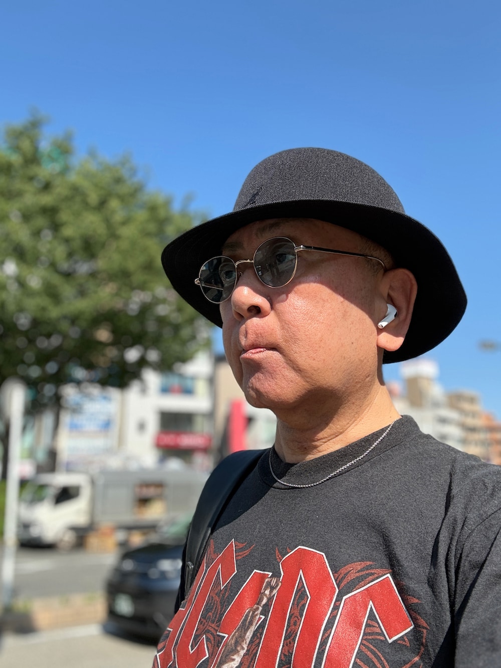 ブラック系のブーツ、ブラック系のTシャツ/カットソー、グレー系のデニムパンツを着用したメンズの春コーディネートの4枚目の写真