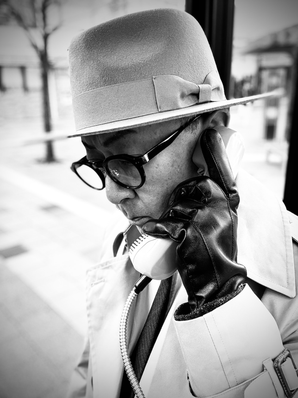 ブラック系のローファー、ホワイト系のシャツ/ブラウス、ベージュ系のトレンチコートを着用したメンズの冬コーディネートの3枚目の写真