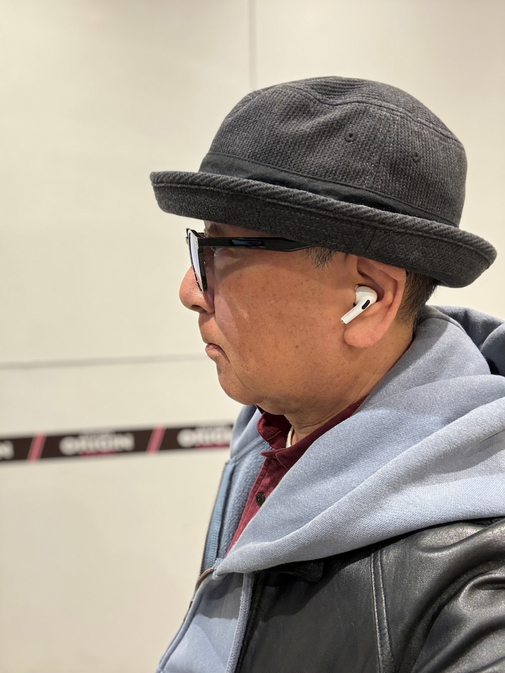 ブラック系のライダースジャケット、ブルー系のパーカー、レッド系のシャツ/ブラウスを着用したメンズの冬コーディネートの2枚目の写真