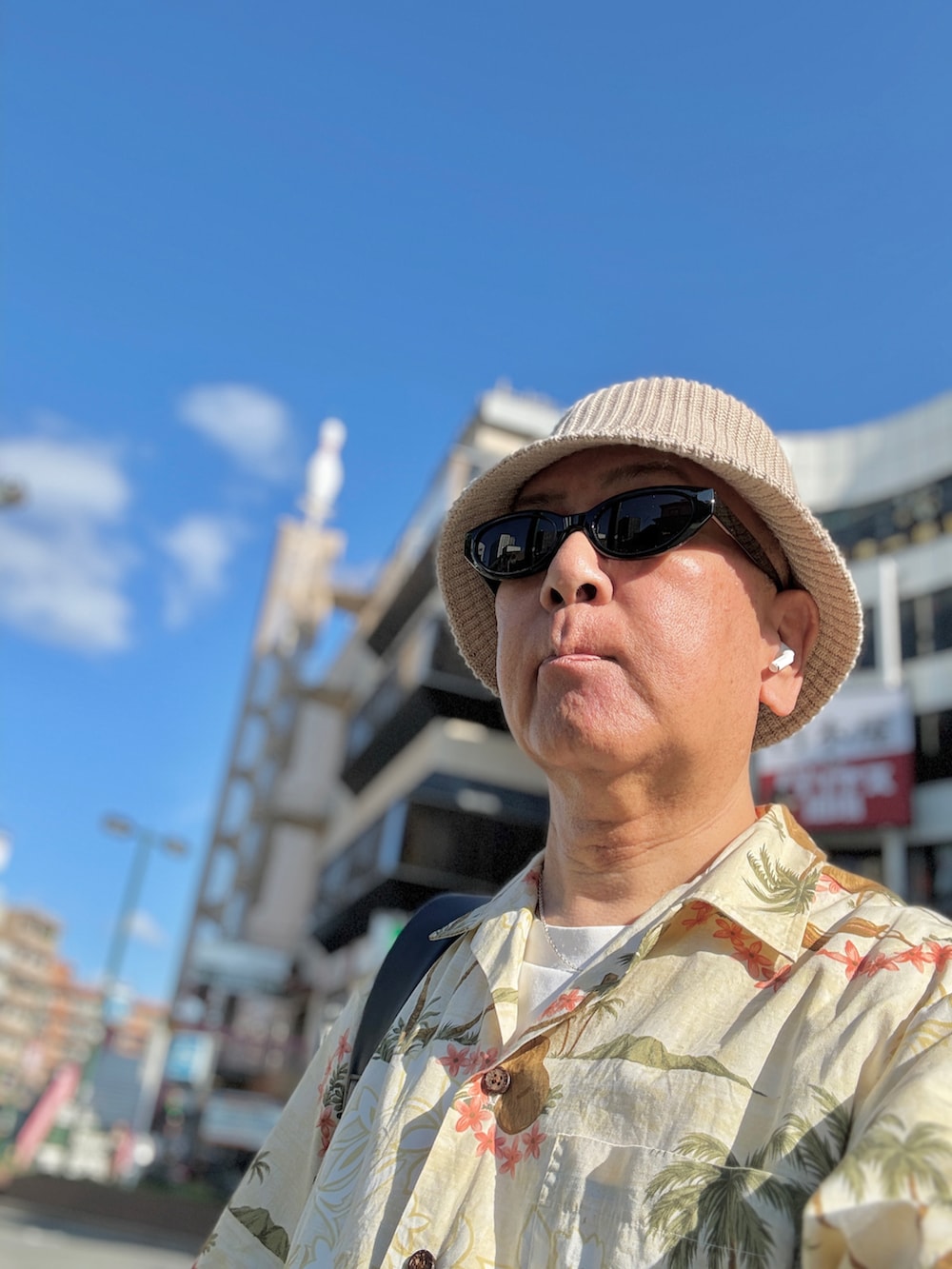 グレー系のデニムパンツ、ホワイト系のスニーカー、ホワイト系のTシャツ/カットソーを着用したメンズの夏コーディネートの3枚目の写真