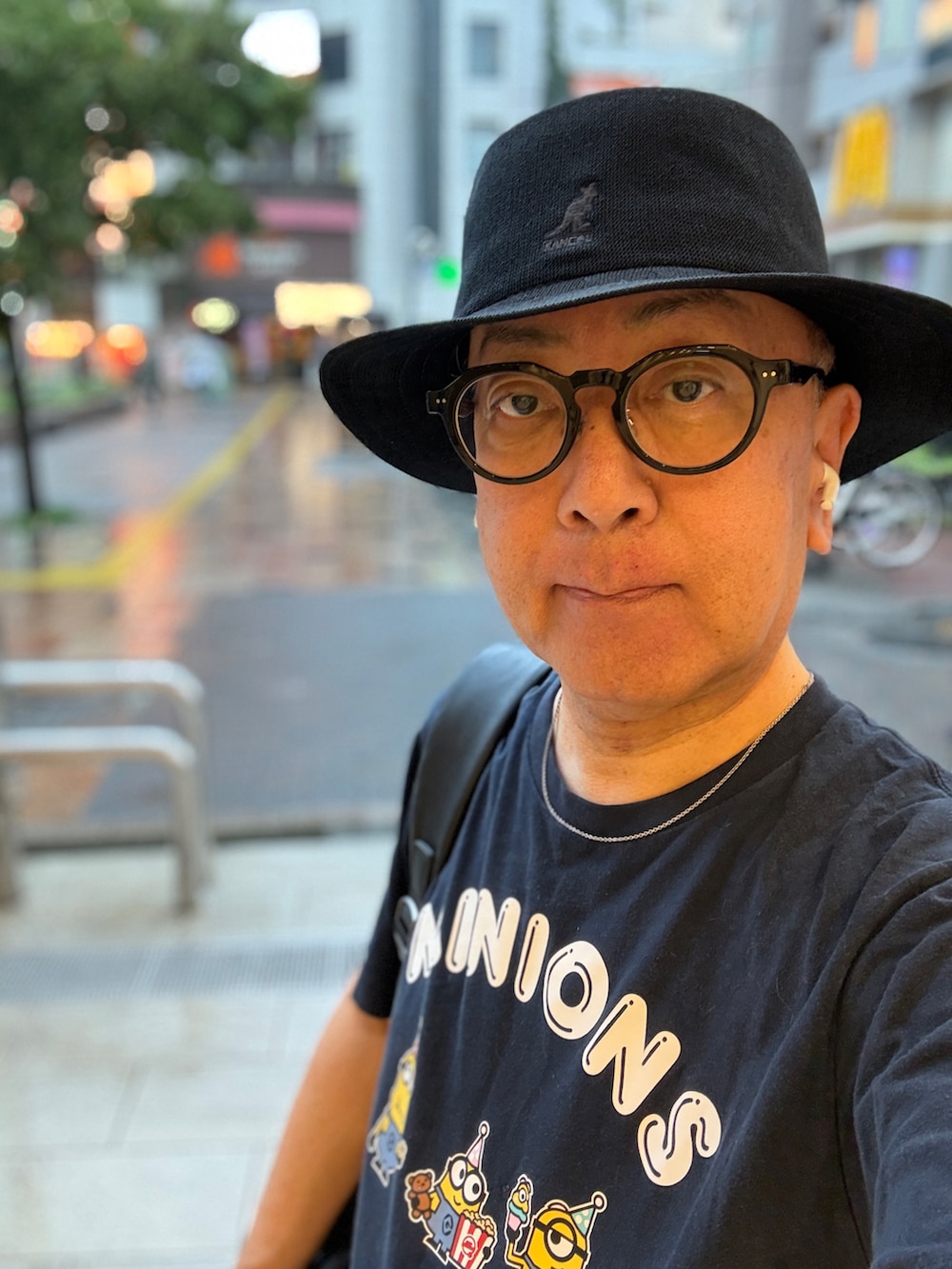 ブルー系のデニムパンツ、ブルー系のTシャツ/カットソー、ブラック系のバックパック/リュックを着用したメンズの夏コーディネートの3枚目の写真