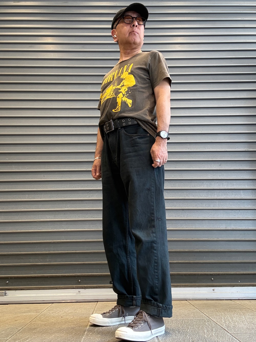 レッド系のシャツ/ブラウス、グレー系のTシャツ/カットソー、ブラック系のデニムパンツを着用したメンズの春コーディネートの2枚目の写真
