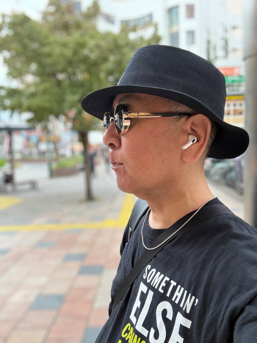 グレー系のスウェットパンツ、ブラック系のTシャツ/カットソー、ブラック系のブーツを着用したメンズの夏コーディネートの2枚目の写真
