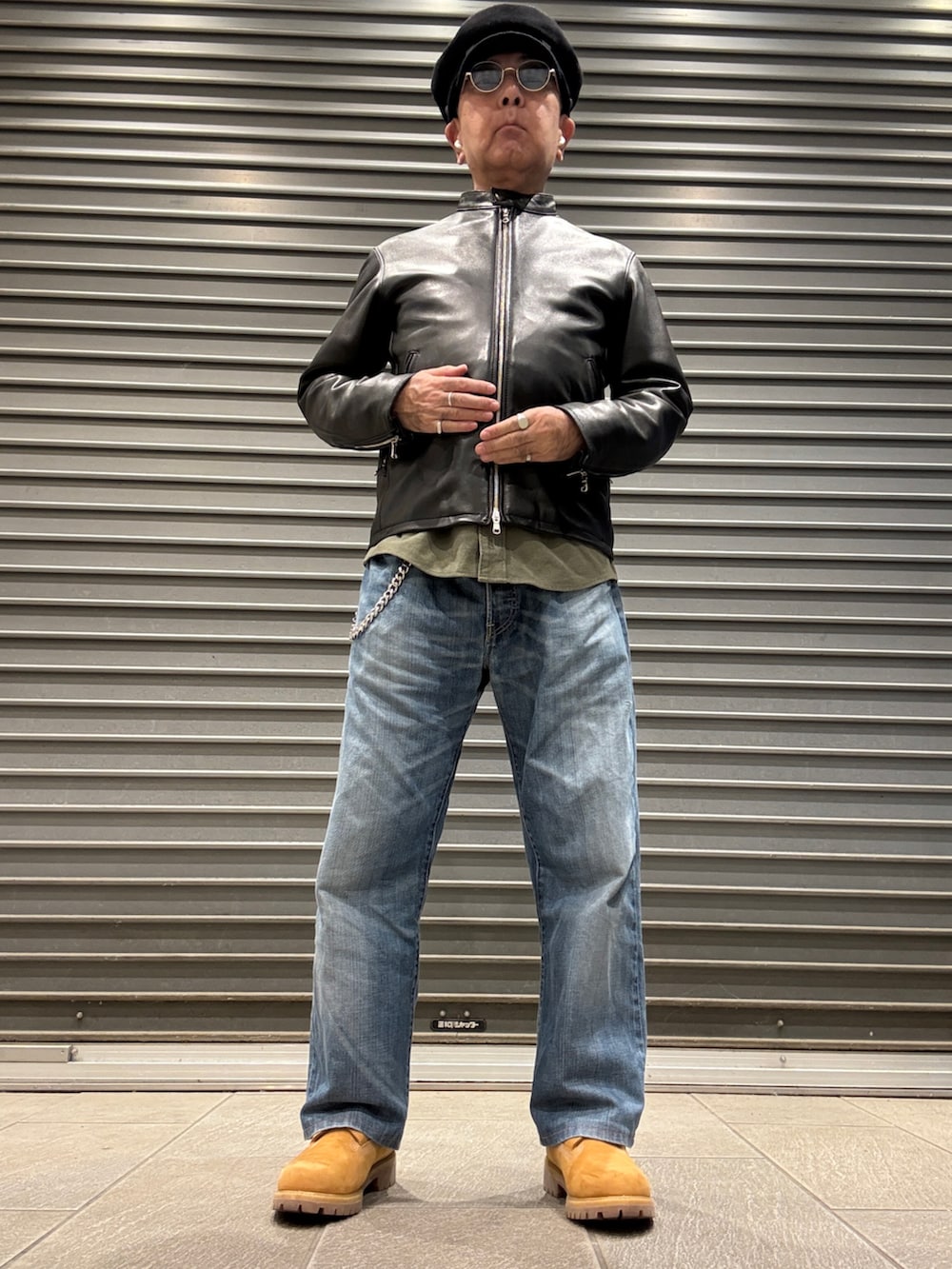 ベージュ系のブーツ、グリーン系のシャツ/ブラウス、ブラック系のライダースジャケットを着用したメンズの秋コーディネートの2枚目の写真