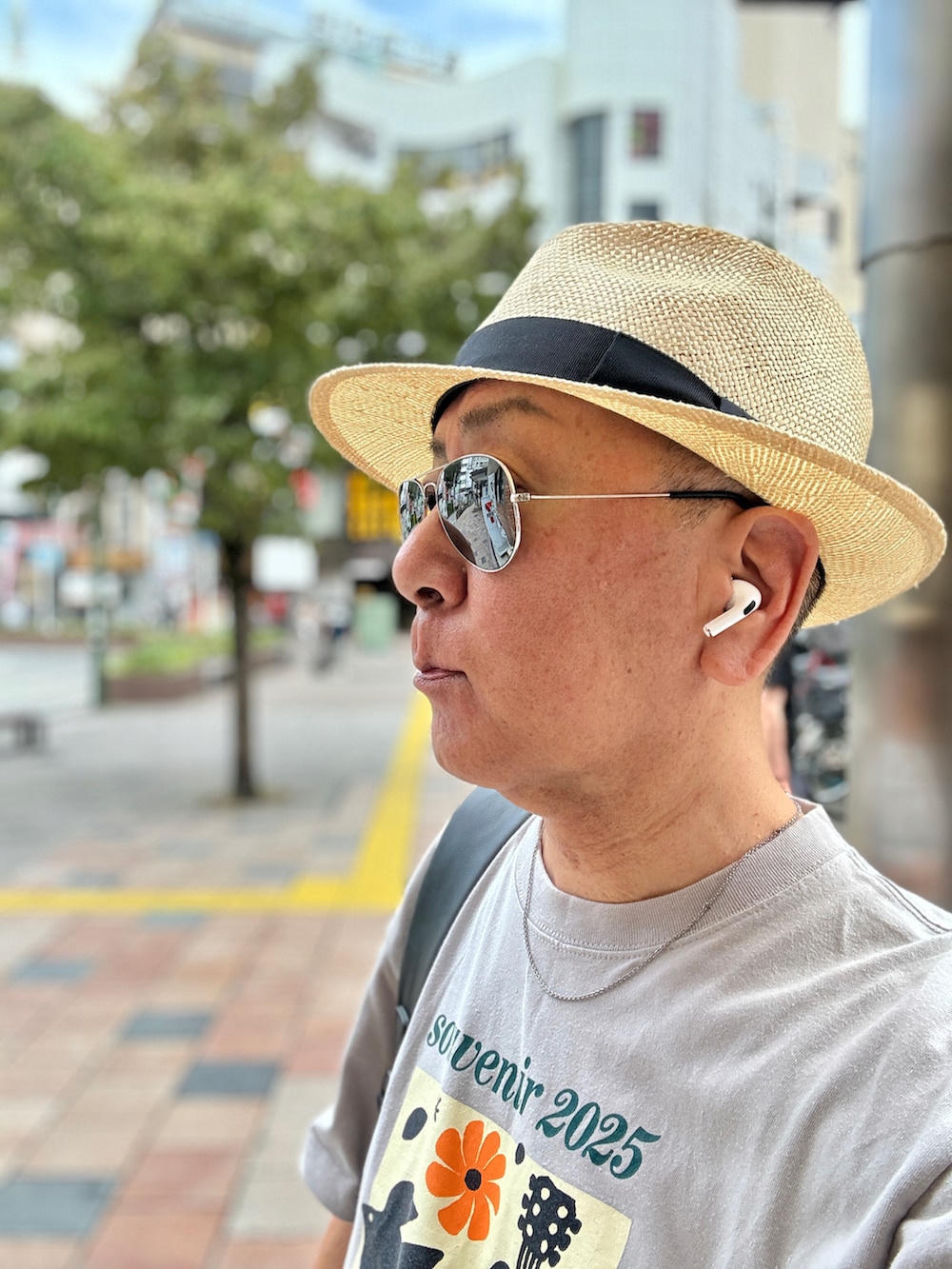 ブラック系のローファー、グレー系のTシャツ/カットソー、ブラック系のデニムパンツを着用したメンズの夏コーディネートの2枚目の写真