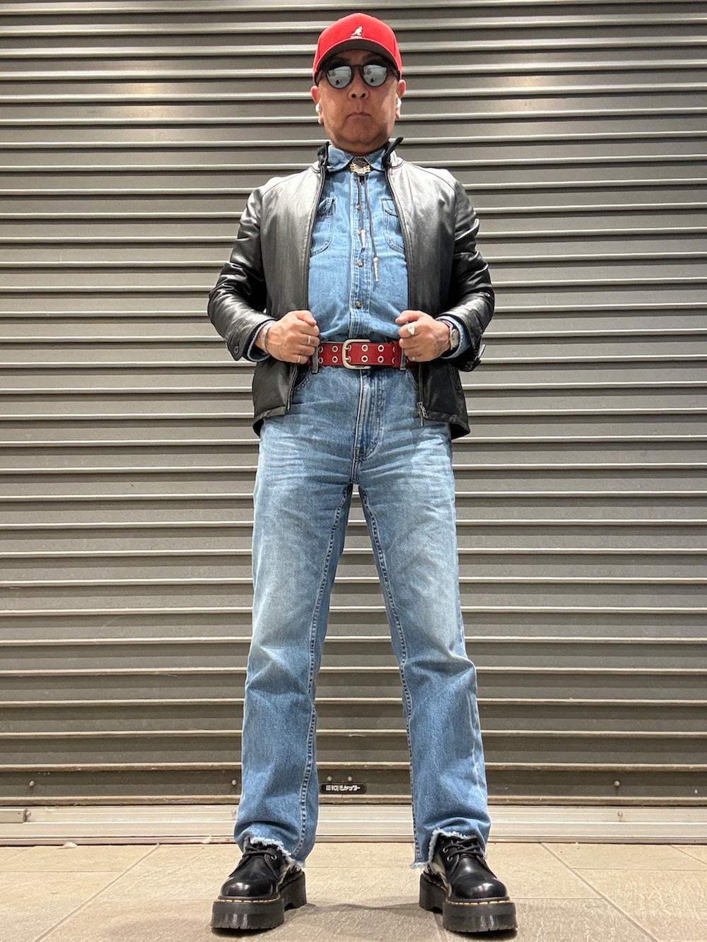 ブラック系のブーツ、ブルー系のシャツ/ブラウス、ブラック系のライダースジャケットを着用したメンズの冬コーディネートの2枚目の写真