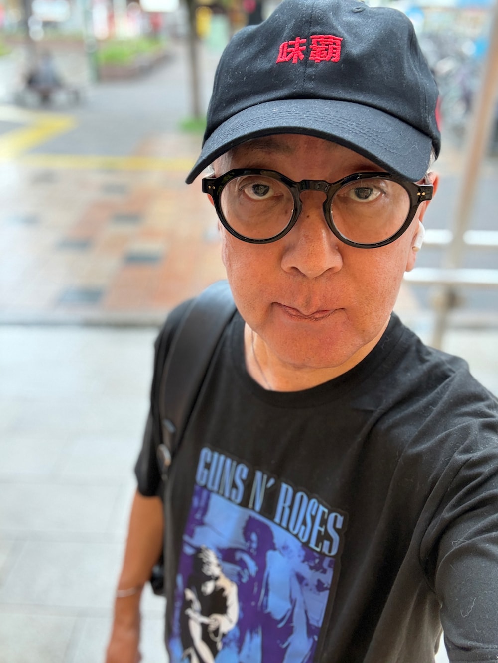 ブルー系のデニムパンツ、ブラック系のTシャツ/カットソー、ブラック系のバックパック/リュックを着用したメンズの夏コーディネートの3枚目の写真
