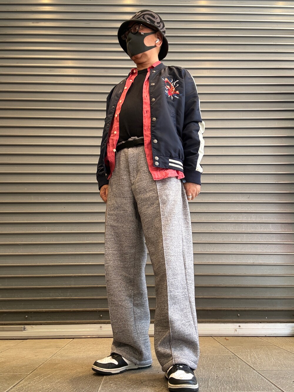 ホワイト系のスニーカー、レッド系のシャツ/ブラウス、ブラック系のTシャツ/カットソーを着用したメンズの冬コーディネートの2枚目の写真