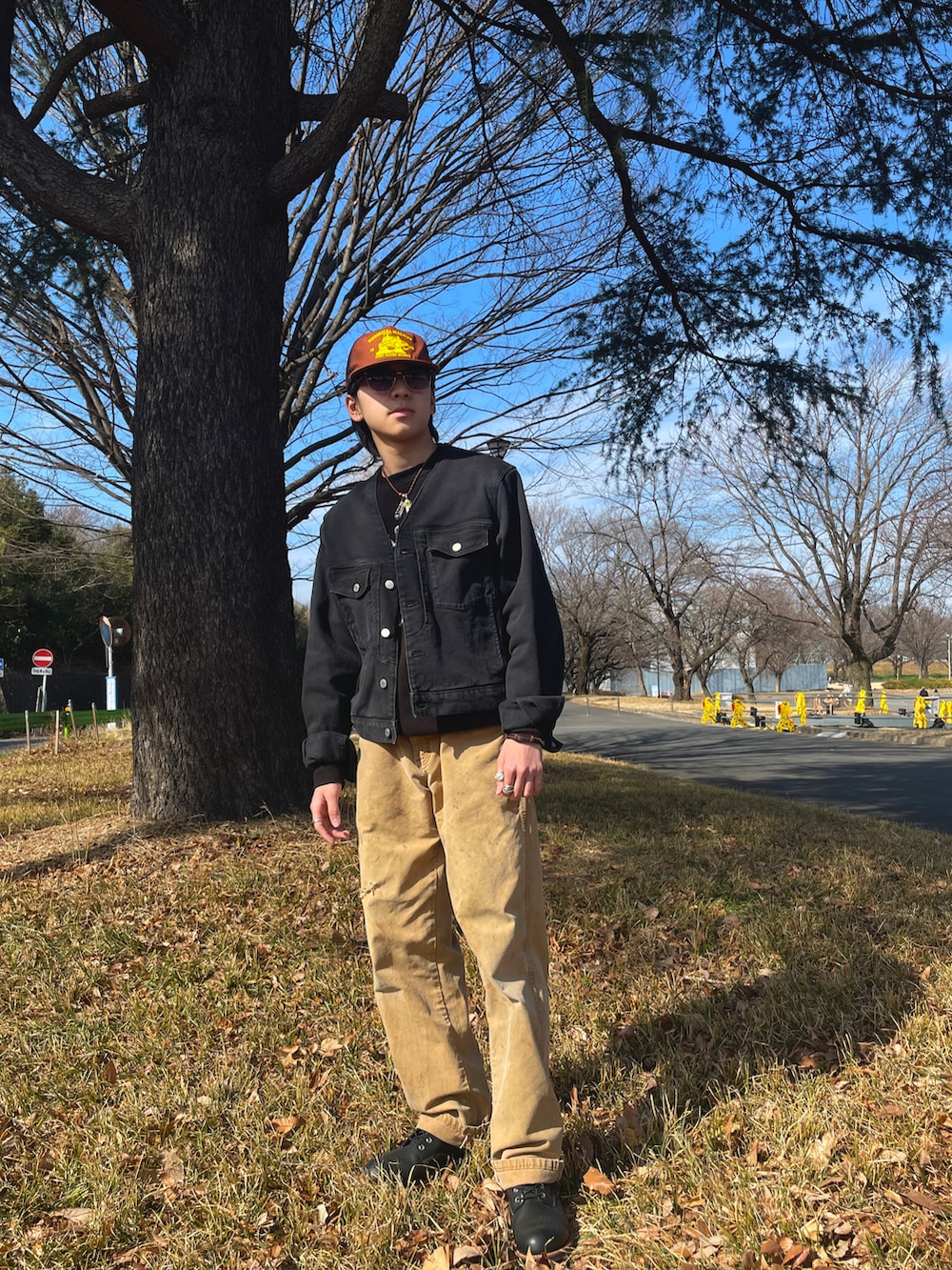 ブラック系のブーツ、ブラック系のデニムジャケット、ベージュ系のその他パンツを着用したメンズの冬コーディネートの3枚目の写真