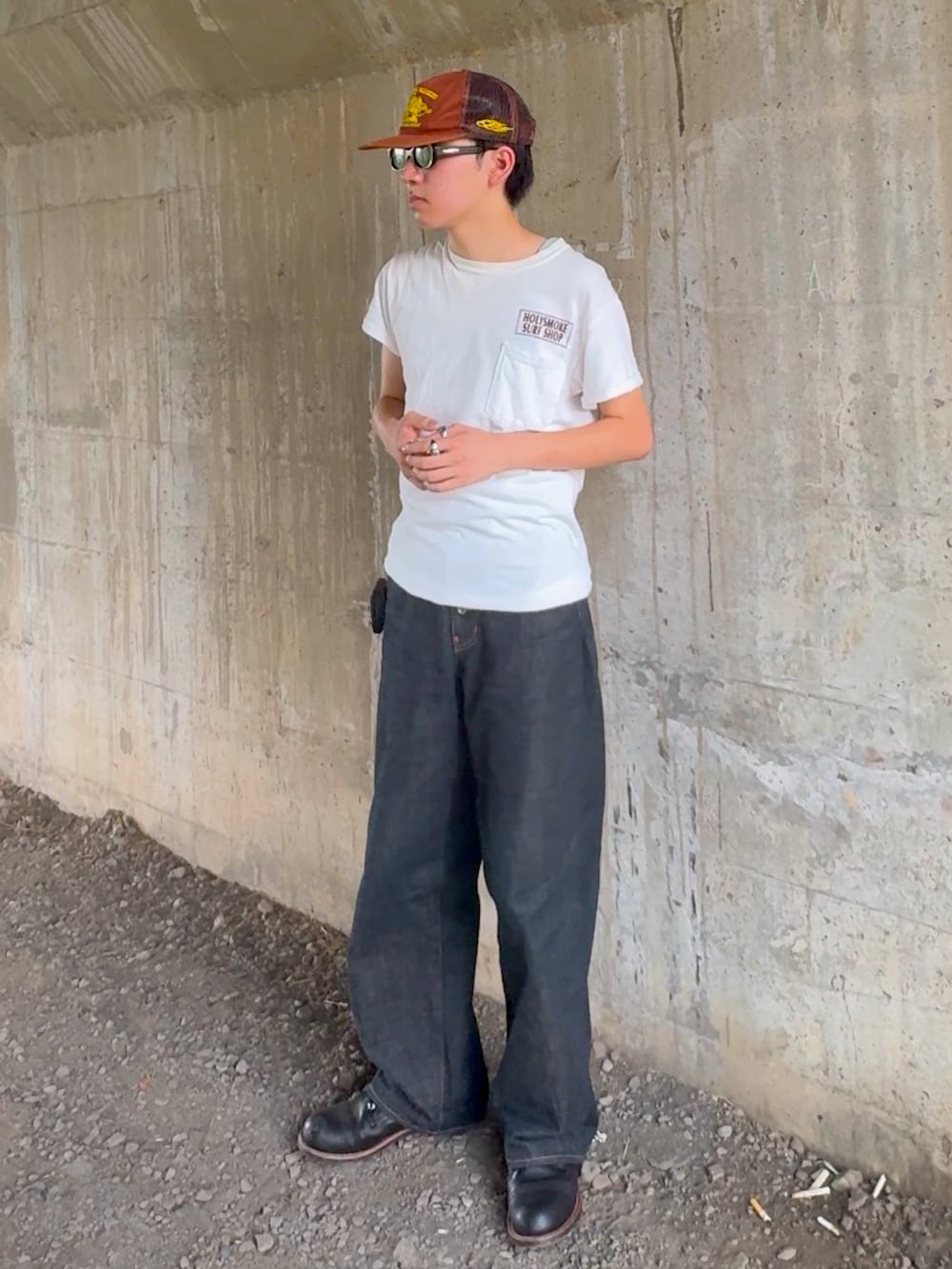 ブルー系のデニムパンツ、ブラック系のブーツ、ホワイト系のTシャツ/カットソーを着用したメンズの夏コーディネートの4枚目の写真