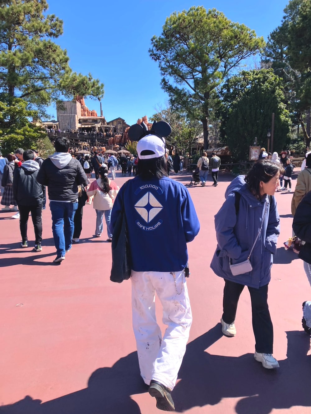 ブルー系のその他アウター、ホワイト系のその他パンツ、ホワイト系の帽子を着用したメンズの春コーディネートの2枚目の写真