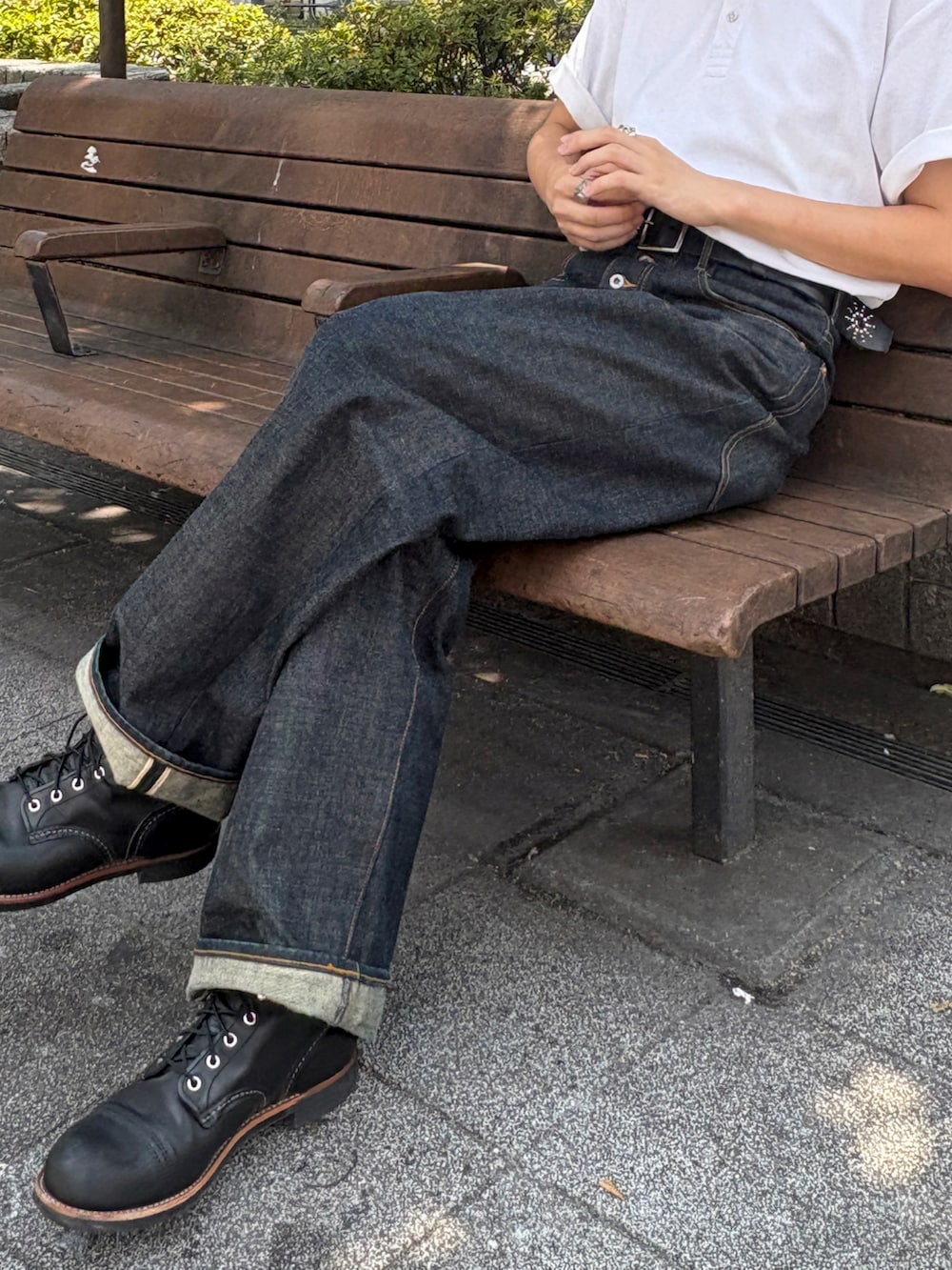 ブルー系のデニムパンツ、ブラック系のブーツ、ホワイト系のその他トップスを着用したメンズの夏コーディネートの4枚目の写真