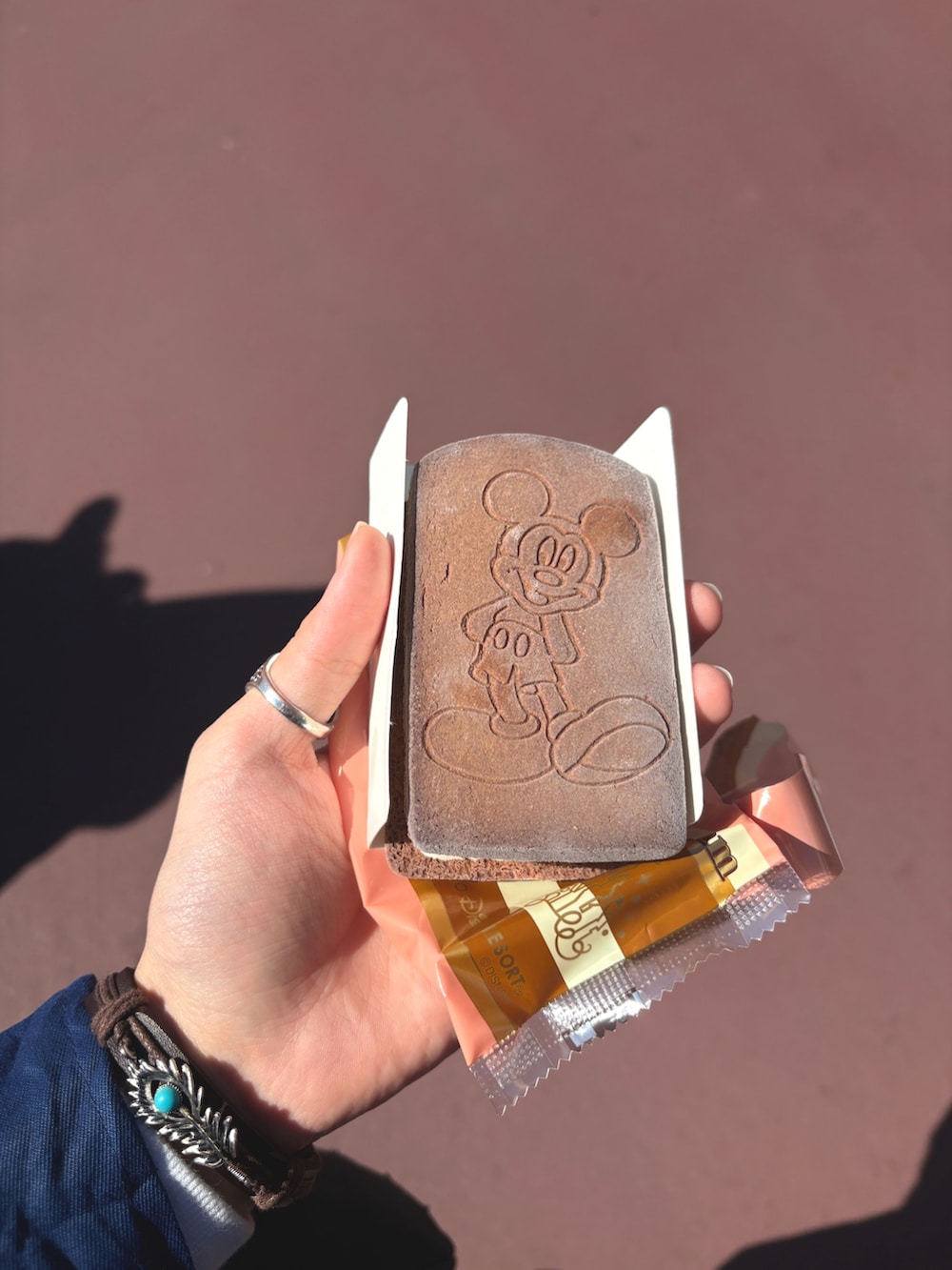 ブルー系のその他アウター、ホワイト系のその他パンツ、ホワイト系の帽子を着用したメンズの春コーディネートの4枚目の写真