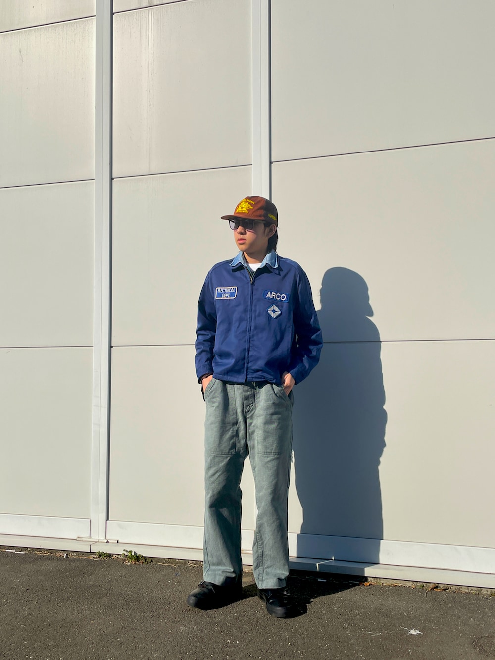 ブルー系のシャツ/ブラウス、ブルー系のその他アウター、グレー系のデニムパンツを着用したメンズの冬コーディネートの5枚目の写真